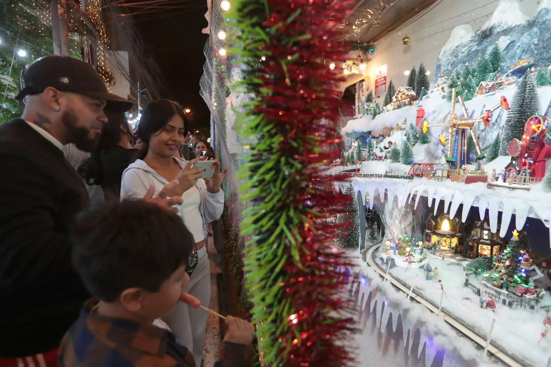 En el exterior de esta vivienda se exhibe un nacimiento de más de dos mil piezas visible desde el pasaje, mientras que el acceso al recorrido tiene un costo de cinco soles. Foto: ANDINA/Verónica Calderón Zúñiga