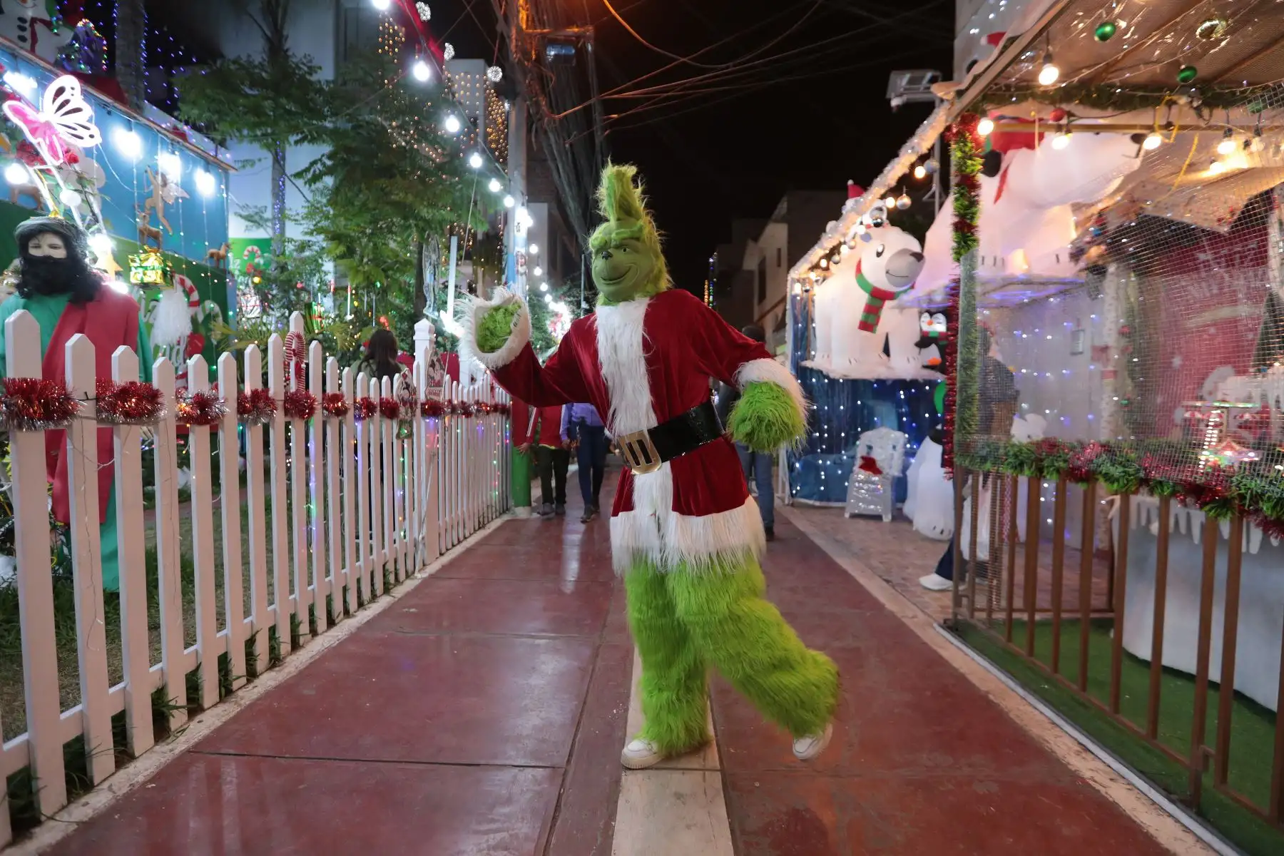 El recorrido incluye un pasaje navideño con figuras del Grinch y Papá Noel, además de una zona polar con osos inflables, mientras en el exterior se ofrece una villa navideña y venta de accesorios. Foto: ANDINA/Verónica Calderón Zúñiga