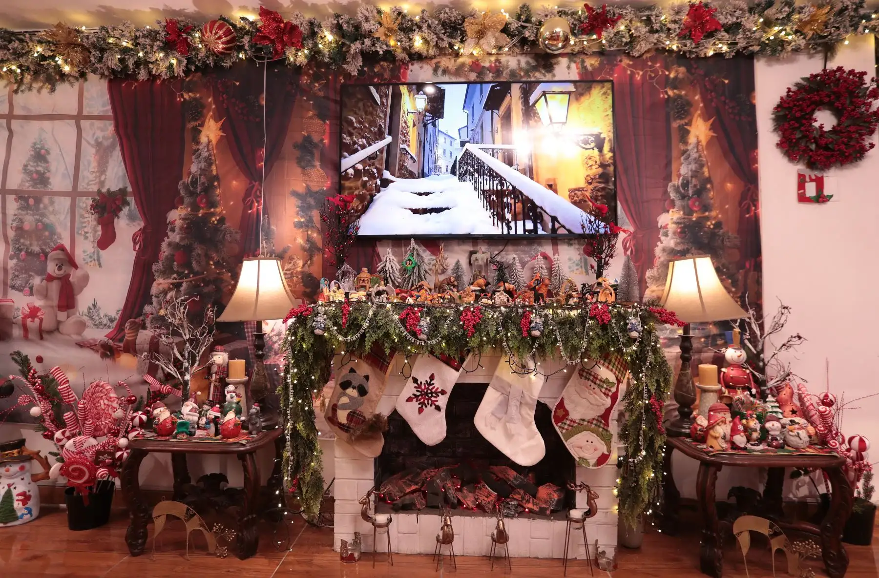 En la sala-comedor de la Torre Navideña destacan los adornos en paredes y muebles, así como la mesa preparada para la cena de Navidad, con detalles que resaltan el espíritu festivo. Foto: ANDINA/Verónica Calderón Zúñiga