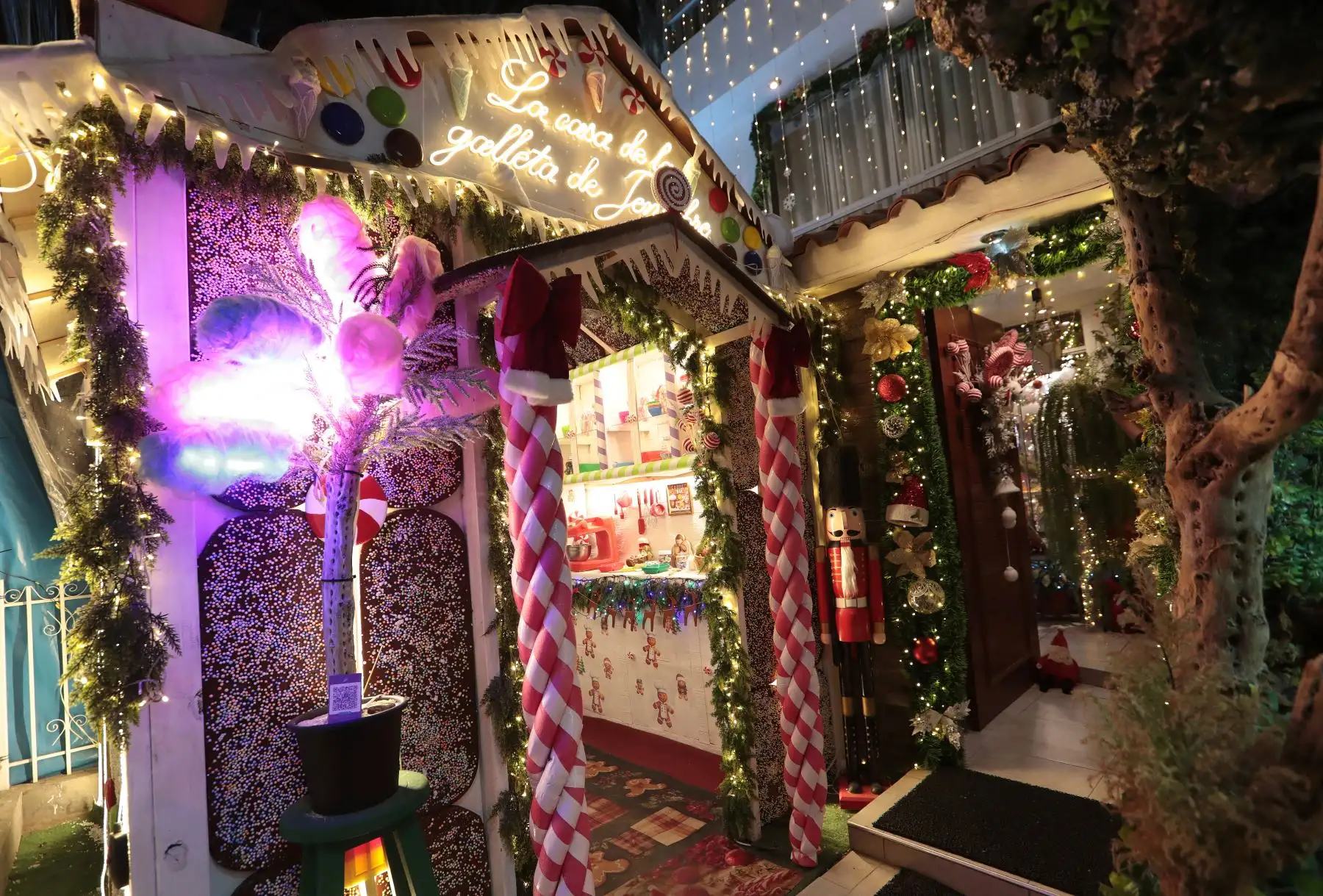 El circuito se completa con la Casa de la Barbie, donde Gladis Acosta decoró su jardín con temática navideña, vegetación y sonidos ambientales, ofreciendo un espacio que busca despertar recuerdos de infancia; la entrada cuesta dos soles. Foto: ANDINA/Verónica Calderón Zúñiga