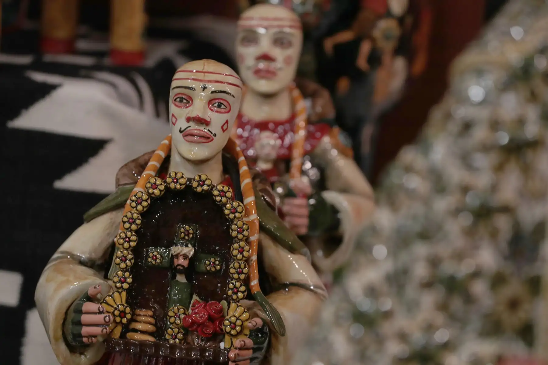 El arte del vidriado de Tater Vera
que combina la tradición colonial con diseños actuales, se exhibe y vende en sus talleres en Cusco, donde también ofrece talleres para mantener viva la técnica, recibiendo múltiples reconocimientos nacionales e internacionales, incluido el título de Amauta de la Artesanía Peruana en 2024. 
Foto: ANDINA/Verónica Calderón Zúñiga