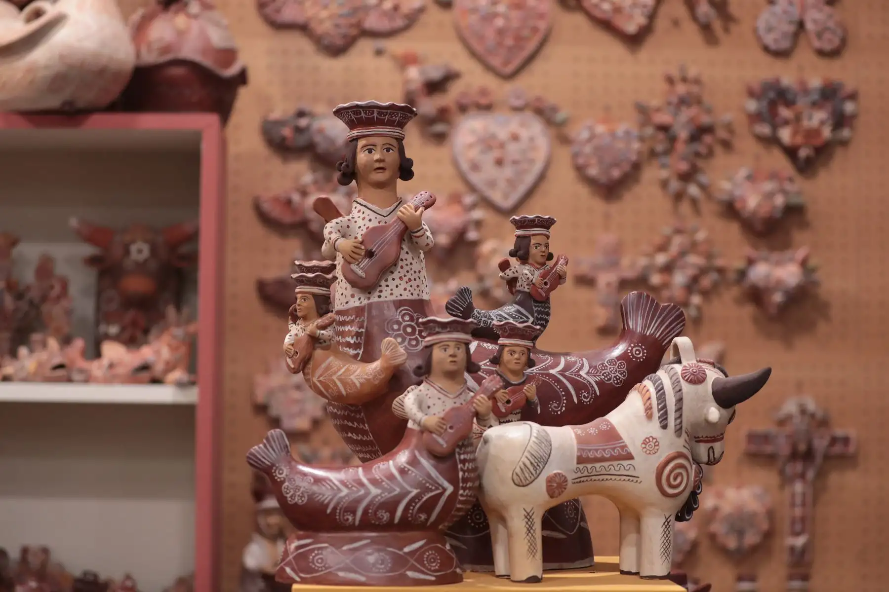 En Ruraq Maki se pueden encontrar trabajos de diversas tradiciones, como textiles, cerámica, mate burilado, tejidos en fibras naturales, orfebrería, tablas de Sarhua, retablos ayacuchanos, peletería, juguetería tradicional, imaginería, talla en piedra, entre otros.
Foto: ANDINA/Verónica Calderón Zúñiga