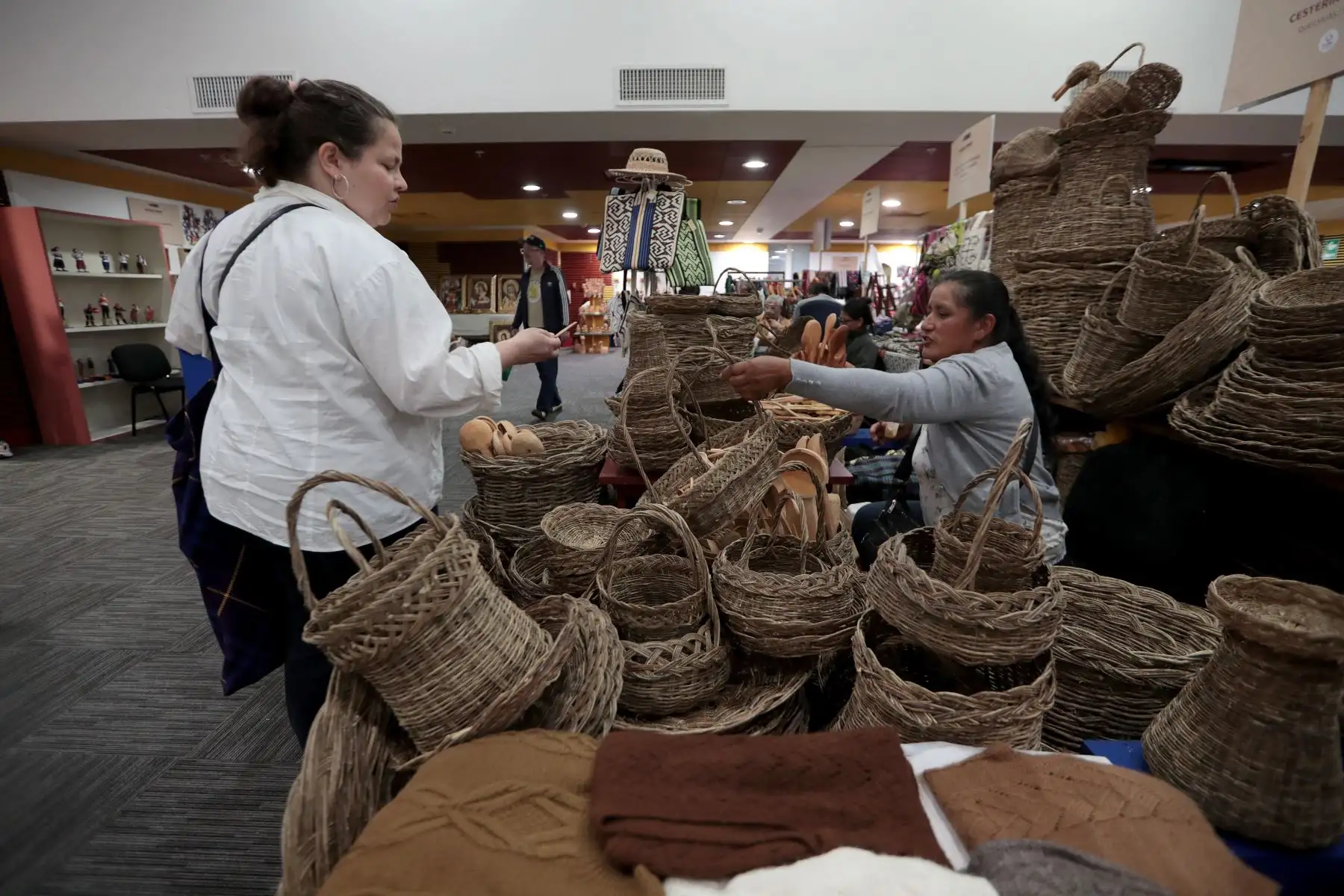 La Feria Ruraq Maki, Hecha a Mano, es la exposición - venta de arte tradicional más importante del Perú, organizada por El Ministerio de Cultura, que reúne a más de 200 colectivos de artesanos de todo el país para exhibir y vender sus creaciones, promoviendo la diversidad cultural.
Foto: ANDINA/Verónica Calderón Zúñiga