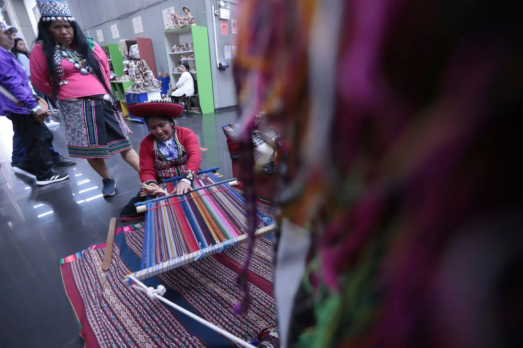 Esta exposición–venta tiene como finalidad impulsar y salvaguardar las artes tradicionales, promoviendo la participación activa de colectivos artesanales, fortaleciendo sus capacidades de gestión, continuidad y transmisión cultural, y acercando la diversidad cultural a la ciudadanía.Foto: ANDINA/Verónica Calderón Zúñiga