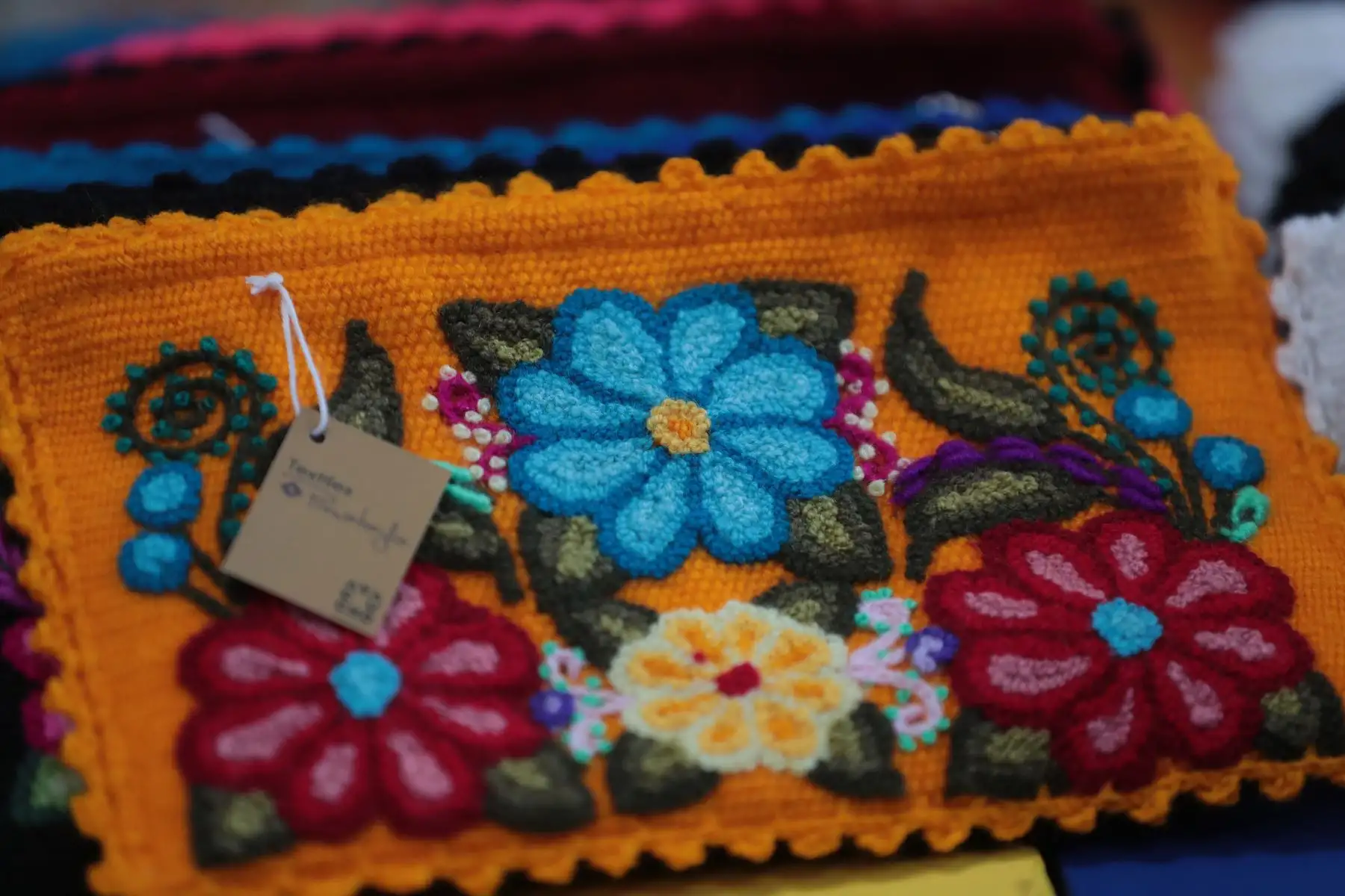 La Feria Ruraq Maki, Hecha a Mano, es la exposición - venta de arte tradicional más importante del Perú, organizada por El Ministerio de Cultura, que reúne a más de 200 colectivos de artesanos de todo el país para exhibir y vender sus creaciones, promoviendo la diversidad cultural.
Foto: ANDINA/Verónica Calderón Zúñiga