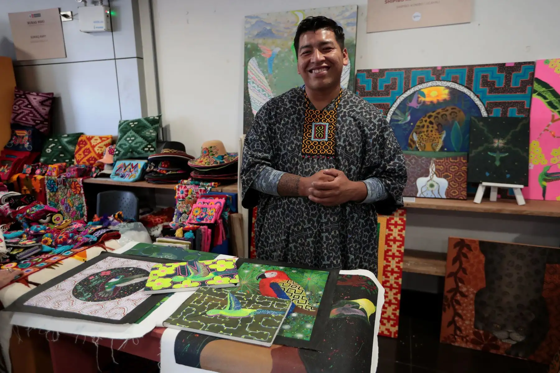 El artista Rono Metsa del Colectivo Cultural Shipibo Konibo presente en la Feria Ruraq Maki. 
Foto: ANDINA/Verónica Calderón Zúñiga