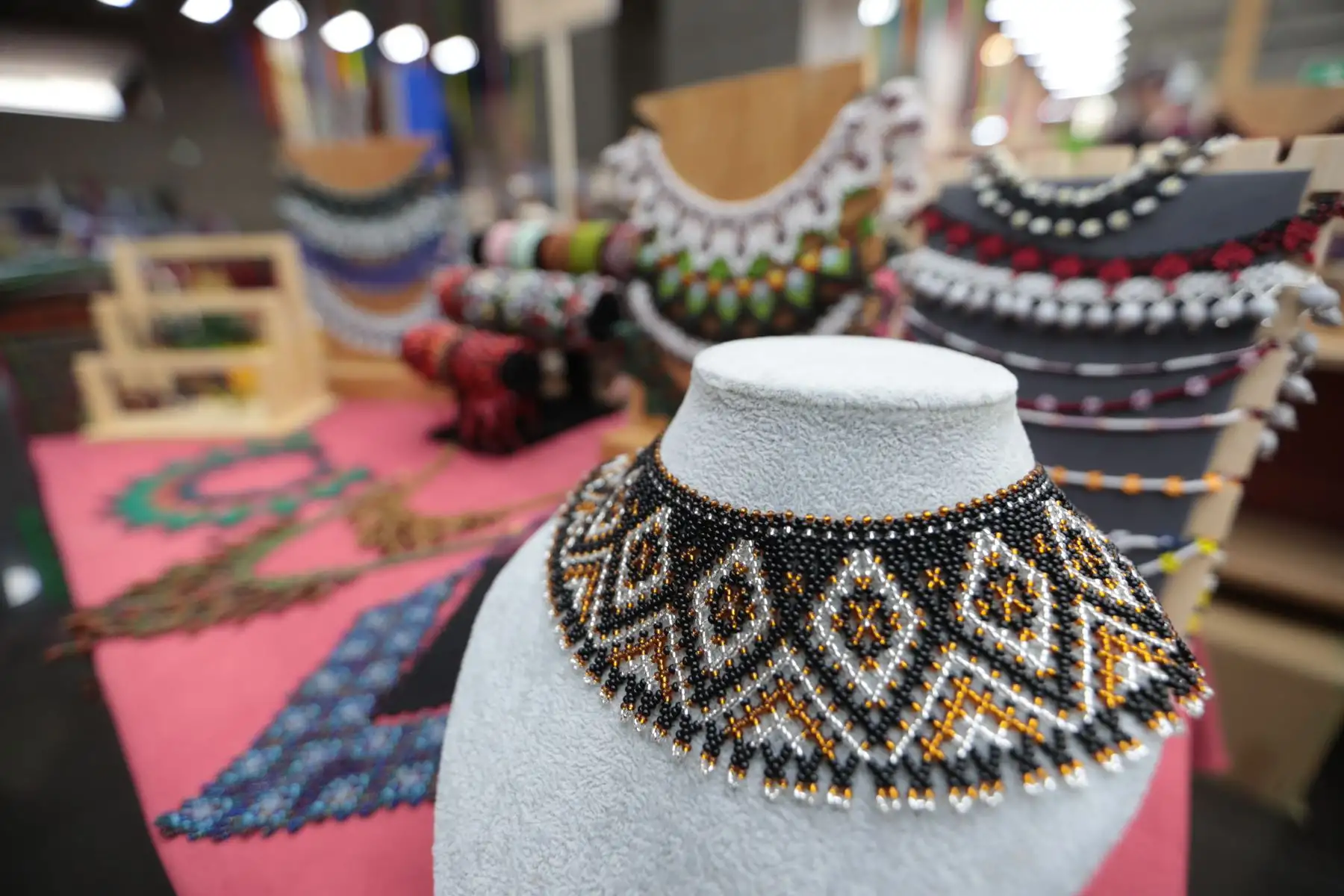 Collares grandes con colores llamativos inspiradas en la naturaleza. Wamprat es la fuerza del empoderamiento con el diseño del jaguar que propone la marca Kowen.
Foto: ANDINA/Verónica Calderón Zúñiga
