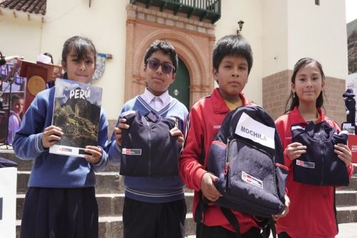 Buzos, polos, mochilas y cuadernos componen el conjunto que llegará a los estudiantes de zonas de pobreza y extrema pobreza.