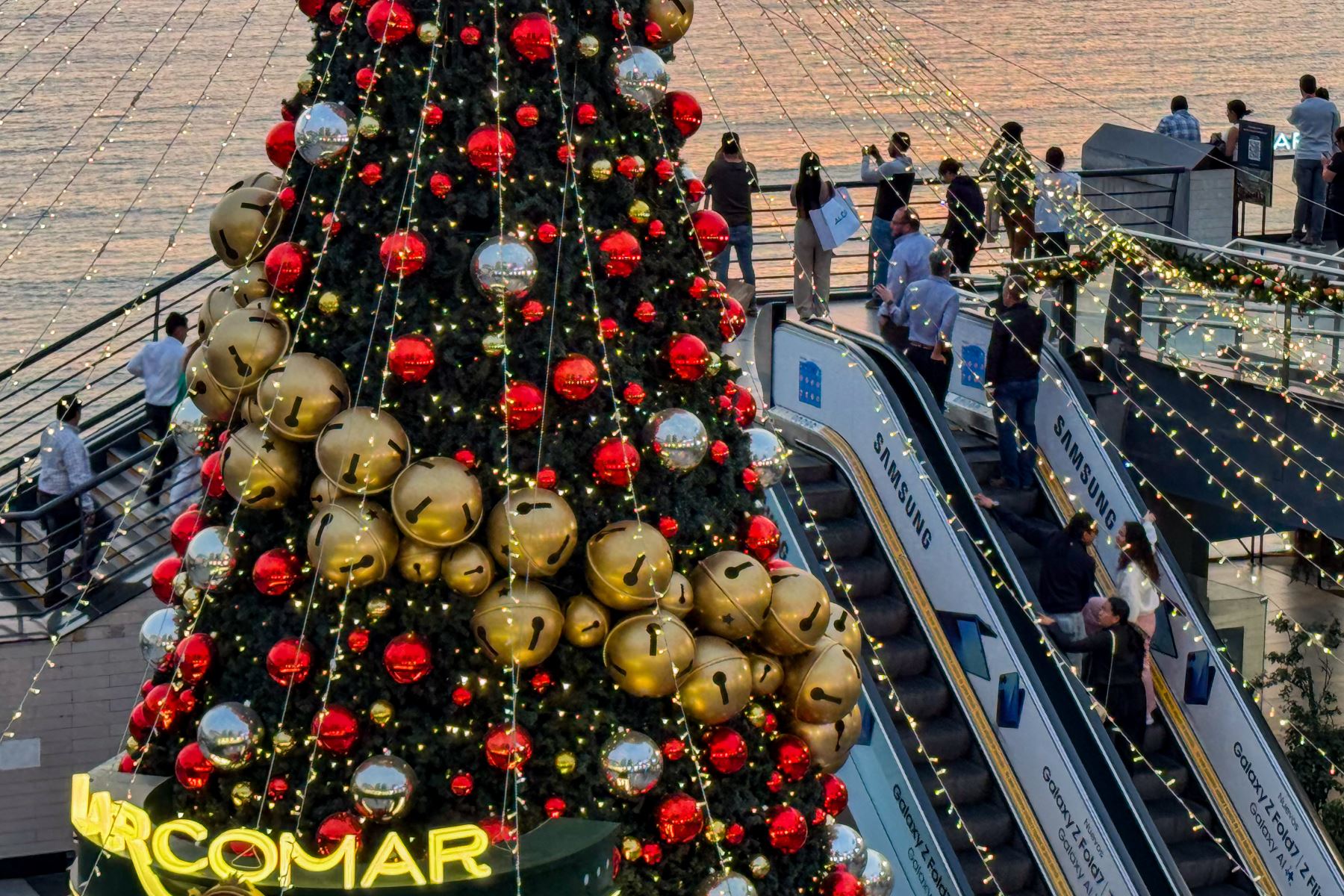 El concurrido centro comercial miraflorino, Larcomar, luce lindo y enorme árbol navideño para deleite de sus visitantes, que además disfrutan el atardecer con un marco festivo. Foto: ANDINA/Ricardo Cuba