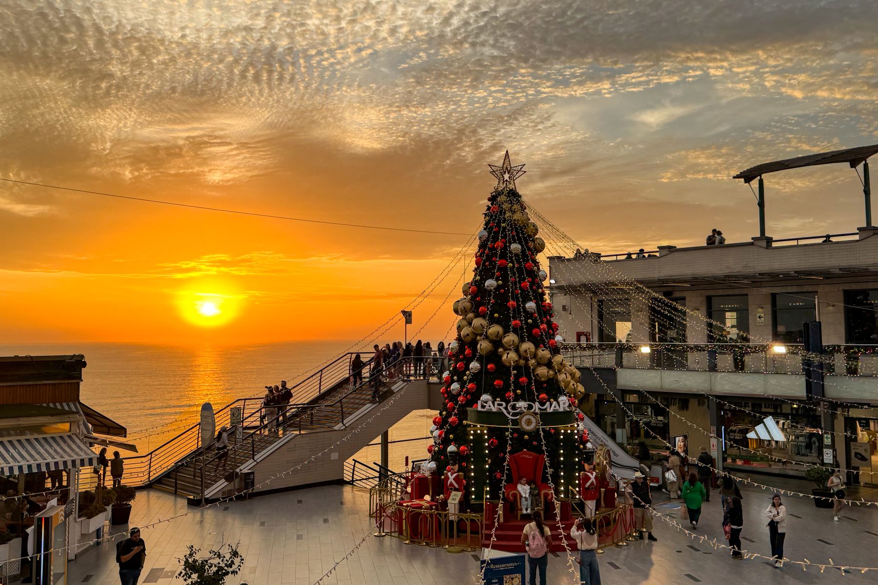 El gran árbol de Larcomar adorna con espíritu navideño la imponente vista del malecón mientras el sol se oculta. Foto: ANDINA/Ricardo Cuba