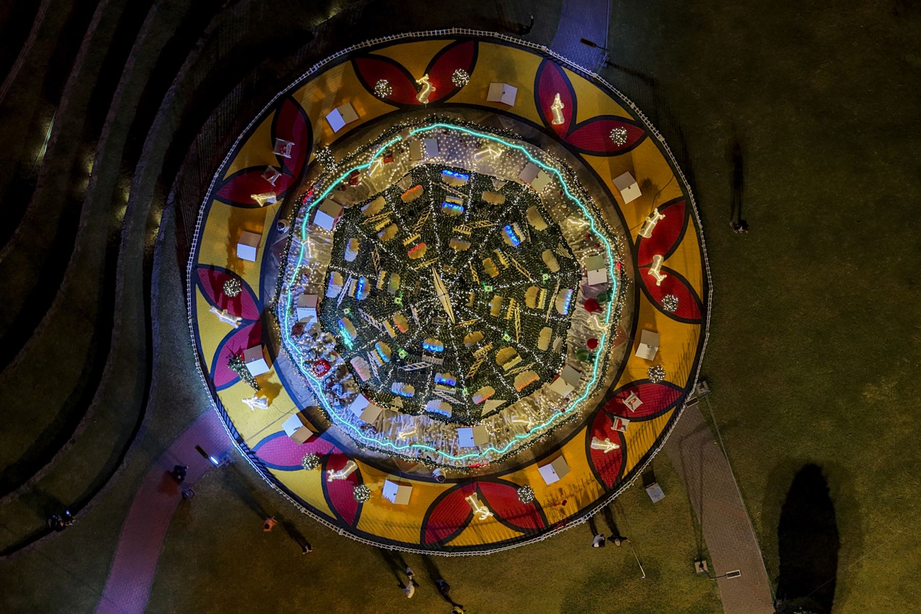 El Parque de la Familia, en San Borja, además del enorme árbol navideños encuentran encantadoras decoraciones navideñas para hacer fotos.  Foto: ANDINA/Ricardo Cuba