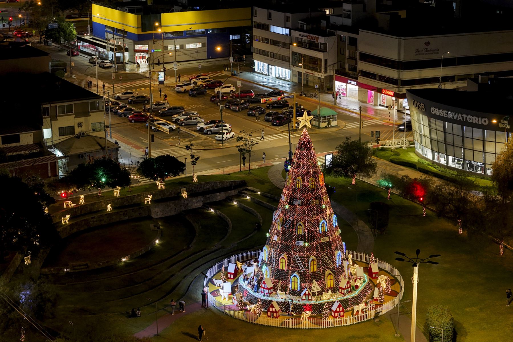 El parque de La Familia, en San Borja, luce un gran árbol navideño que ilumina el lugar. Visitantes y transeúntes se detienen para hacerse fotografías.  Foto: ANDINA/Ricardo Cuba