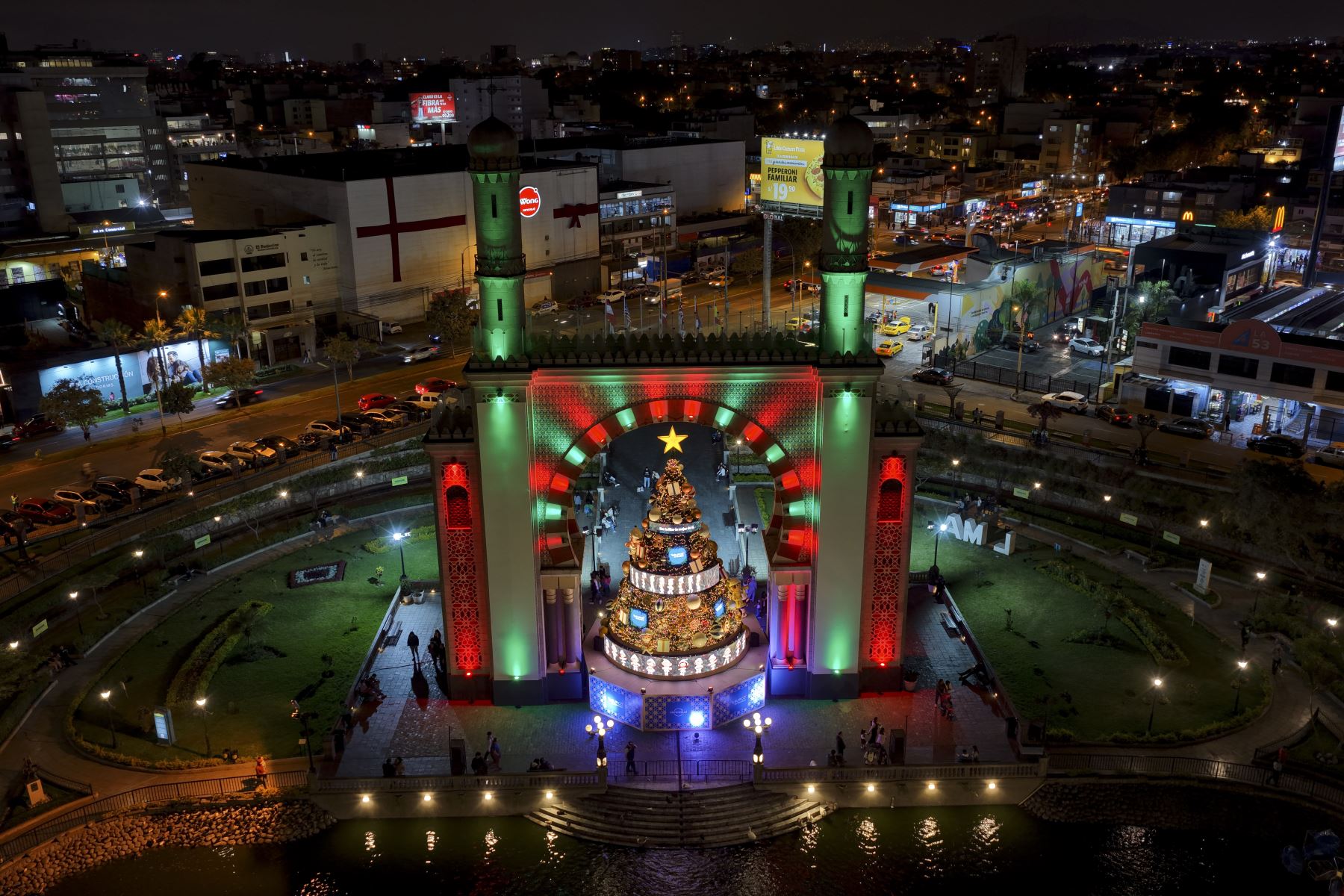En distintos puntos de la ciudad, los árboles festivos llenan de brillo, color y alegría a los visitantes. Aquí una toma aérea del Parque de la Amistad, en Surco.  Foto: ANDINA/Ricardo Cuba