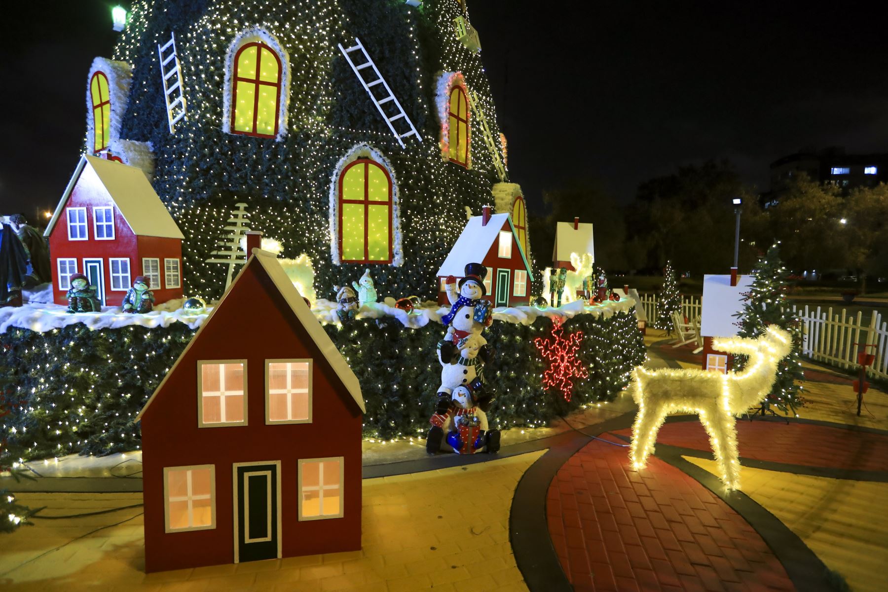 El Parque de la Familia, en San Borja, además del enorme árbol navideños encuentran encantadoras decoraciones navideñas para hacer fotos.  Foto: ANDINA/Ricardo Cuba