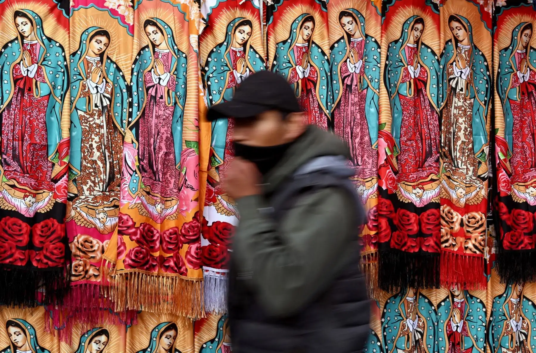 Hoy se celebra el Día de la Virgen de Guadalupe, Patrona de América, una devoción que también convoca a millones de fieles en la región, incluido el Perú. En Ciudad de México se espera la llegada de 13 millones de peregrinos a la Basílica, resguardados por un amplio operativo de seguridad. La festividad, que honra las apariciones de 1531, reafirma la profunda identidad religiosa compartida en el continente. Foto: AFP