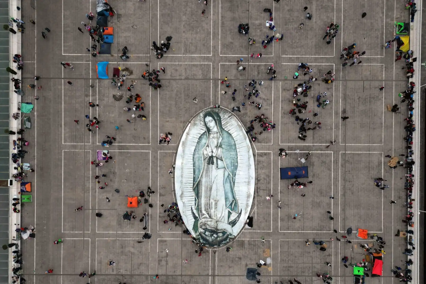 Hoy se celebra el Día de la Virgen de Guadalupe, Patrona de América, una devoción que también convoca a millones de fieles en la región, incluido el Perú. En Ciudad de México se espera la llegada de 13 millones de peregrinos a la Basílica, resguardados por un amplio operativo de seguridad. La festividad, que honra las apariciones de 1531, reafirma la profunda identidad religiosa compartida en el continente. Foto: AFP
