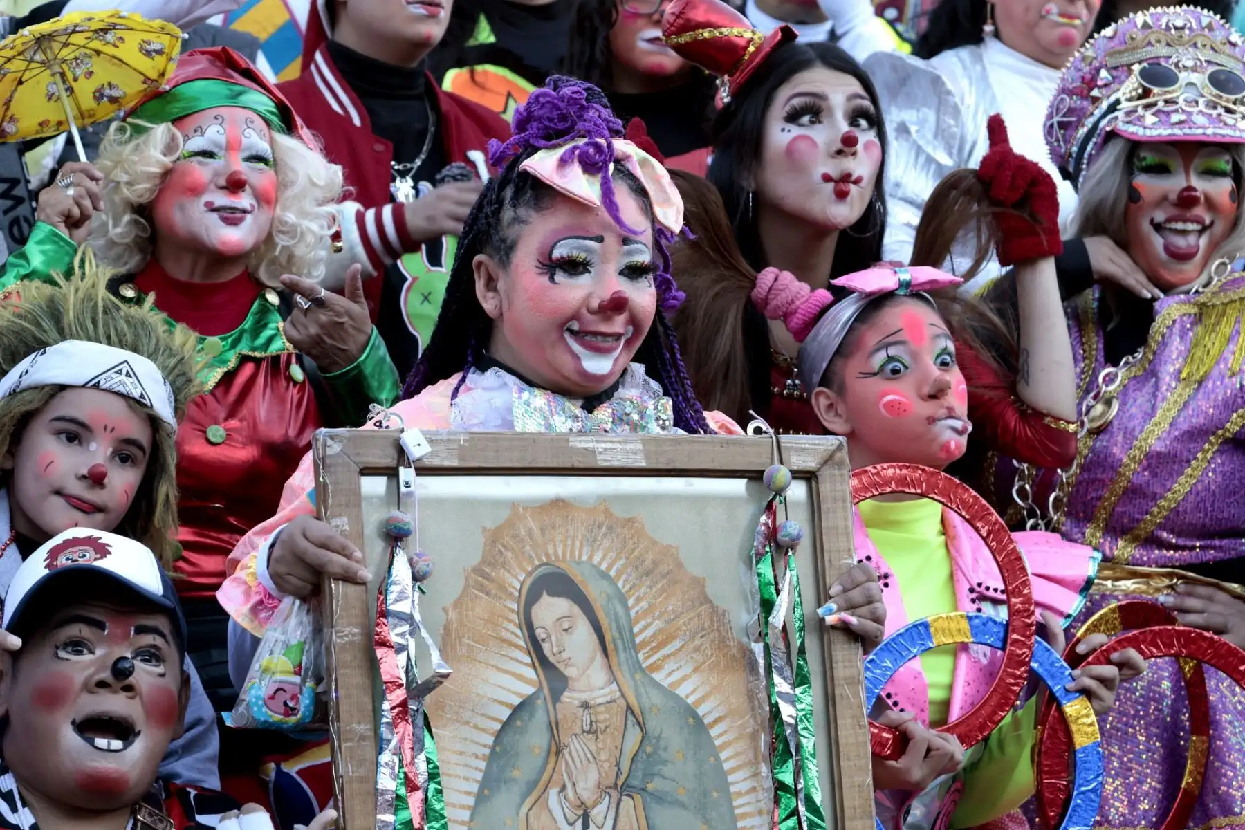 Hoy se celebra el Día de la Virgen de Guadalupe, Patrona de América, una devoción que también convoca a millones de fieles en la región, incluido el Perú. En Ciudad de México se espera la llegada de 13 millones de peregrinos a la Basílica, resguardados por un amplio operativo de seguridad. La festividad, que honra las apariciones de 1531, reafirma la profunda identidad religiosa compartida en el continente. Foto: AFP