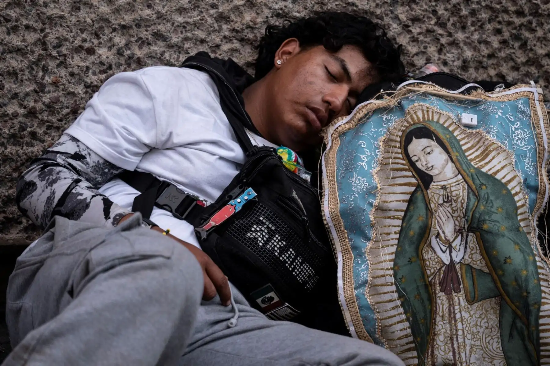 Hoy se celebra el Día de la Virgen de Guadalupe, Patrona de América, una devoción que también convoca a millones de fieles en la región, incluido el Perú. En Ciudad de México se espera la llegada de 13 millones de peregrinos a la Basílica, resguardados por un amplio operativo de seguridad. La festividad, que honra las apariciones de 1531, reafirma la profunda identidad religiosa compartida en el continente. Foto: AFP