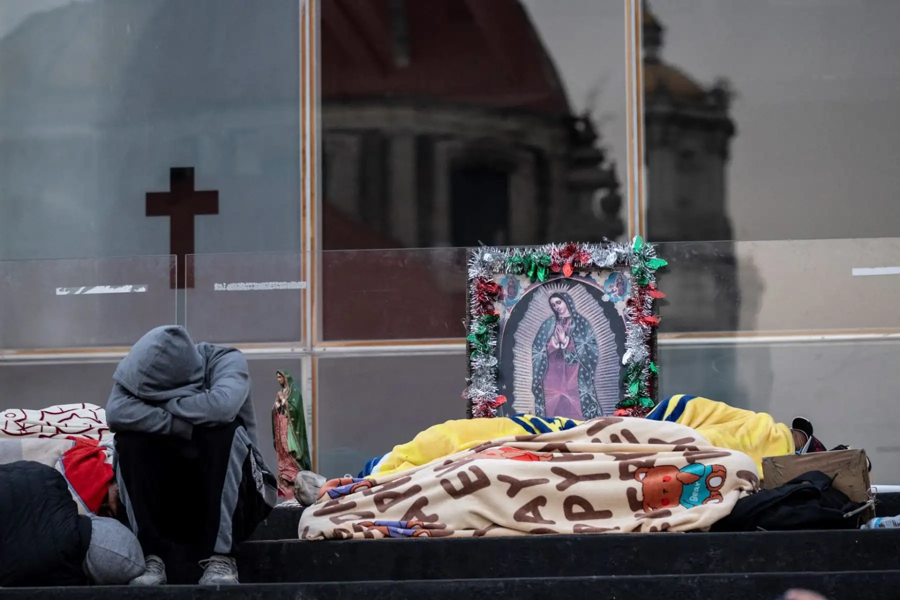 Hoy se celebra el Día de la Virgen de Guadalupe, Patrona de América, una devoción que también convoca a millones de fieles en la región, incluido el Perú. En Ciudad de México se espera la llegada de 13 millones de peregrinos a la Basílica, resguardados por un amplio operativo de seguridad. La festividad, que honra las apariciones de 1531, reafirma la profunda identidad religiosa compartida en el continente. Foto: AFP