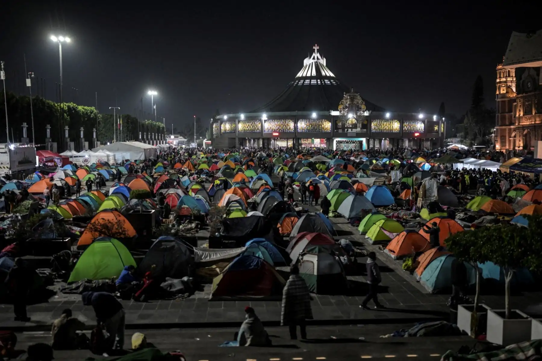 Hoy se celebra el Día de la Virgen de Guadalupe, Patrona de América, una devoción que también convoca a millones de fieles en la región, incluido el Perú. En Ciudad de México se espera la llegada de 13 millones de peregrinos a la Basílica, resguardados por un amplio operativo de seguridad. La festividad, que honra las apariciones de 1531, reafirma la profunda identidad religiosa compartida en el continente. Foto: AFP