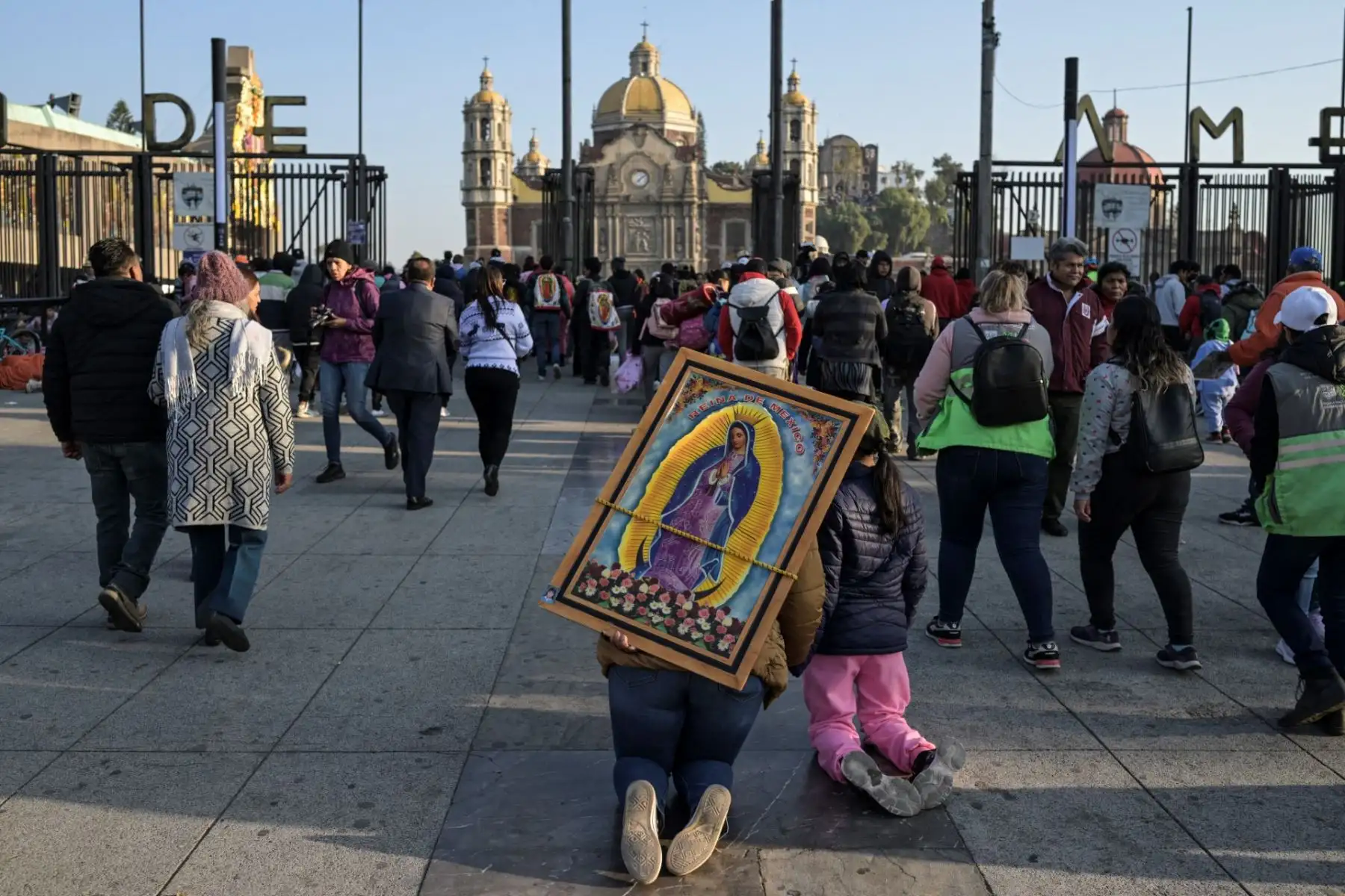 Hoy se celebra el Día de la Virgen de Guadalupe, Patrona de América, una devoción que también convoca a millones de fieles en la región, incluido el Perú. En Ciudad de México se espera la llegada de 13 millones de peregrinos a la Basílica, resguardados por un amplio operativo de seguridad. La festividad, que honra las apariciones de 1531, reafirma la profunda identidad religiosa compartida en el continente. Foto: AFP