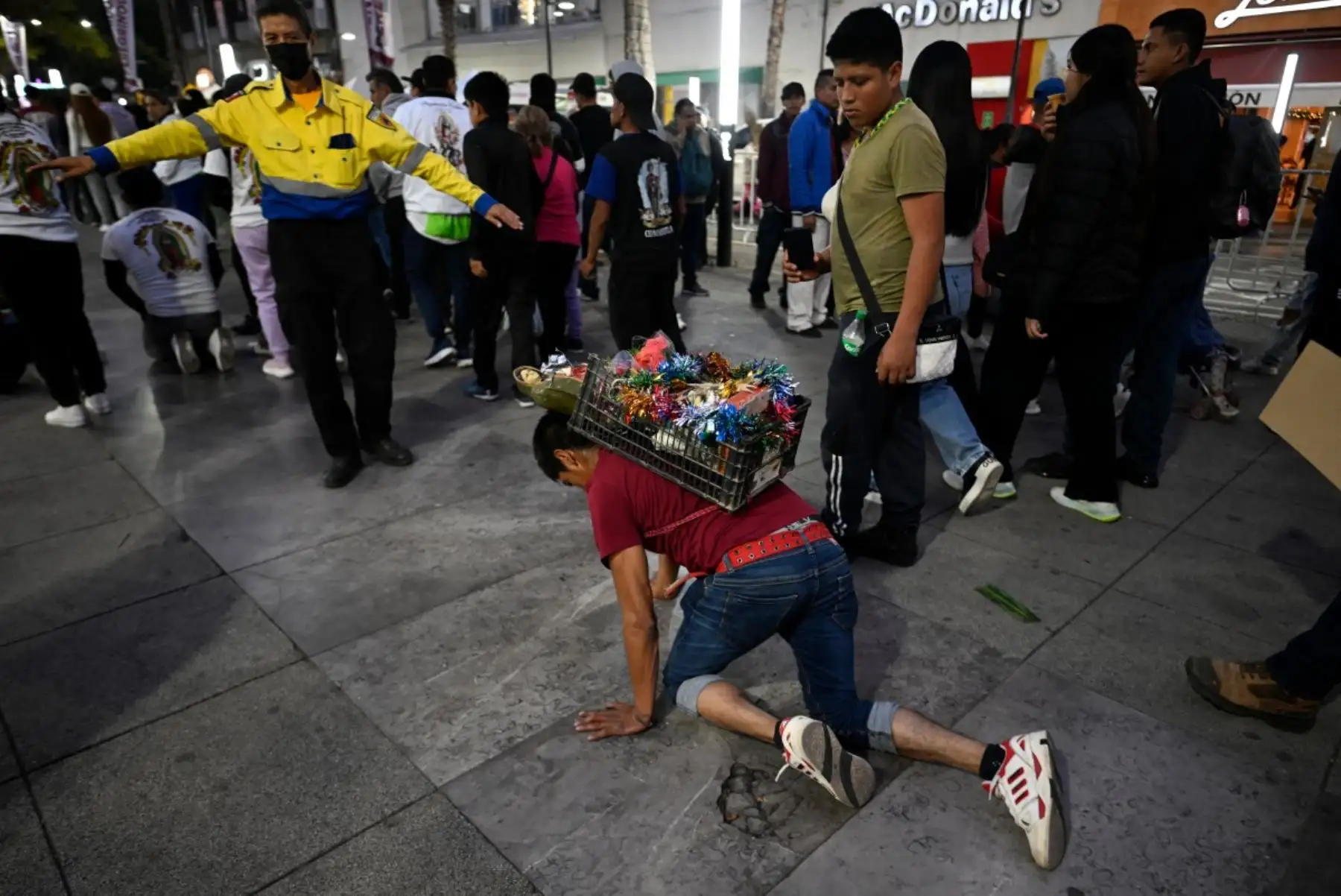 Hoy se celebra el Día de la Virgen de Guadalupe, Patrona de América, una devoción que también convoca a millones de fieles en la región, incluido el Perú. En Ciudad de México se espera la llegada de 13 millones de peregrinos a la Basílica, resguardados por un amplio operativo de seguridad. La festividad, que honra las apariciones de 1531, reafirma la profunda identidad religiosa compartida en el continente. Foto: AFP