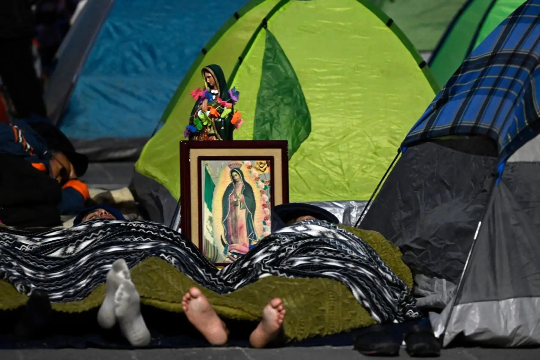 Hoy se celebra el Día de la Virgen de Guadalupe, Patrona de América, una devoción que también convoca a millones de fieles en la región, incluido el Perú. En Ciudad de México se espera la llegada de 13 millones de peregrinos a la Basílica, resguardados por un amplio operativo de seguridad. La festividad, que honra las apariciones de 1531, reafirma la profunda identidad religiosa compartida en el continente. Foto: AFP