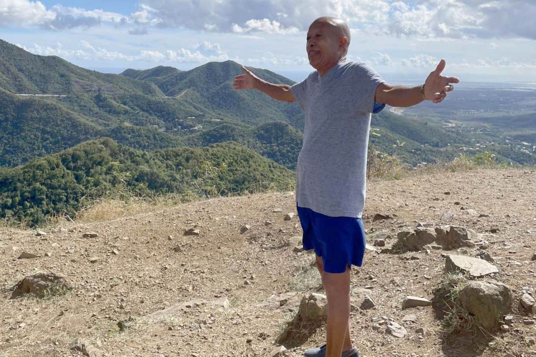 Papo Rosario, emblemático exintegrante de El Gran Combo de Puerto Rico y que popularizó temas como Carbonerito, falleció a los 78 años, según confirmó su familia en un comunicado. Su partida se suma a la reciente muerte de Rafael Ithier, fundador y director de la orquesta, quien dejó de existir el 6 de diciembre de 2025 a los 99 años. La salsa pierde así dos figuras esenciales de “La Universidad de la Salsa”.  Foto: Facebook de Papo Rosario