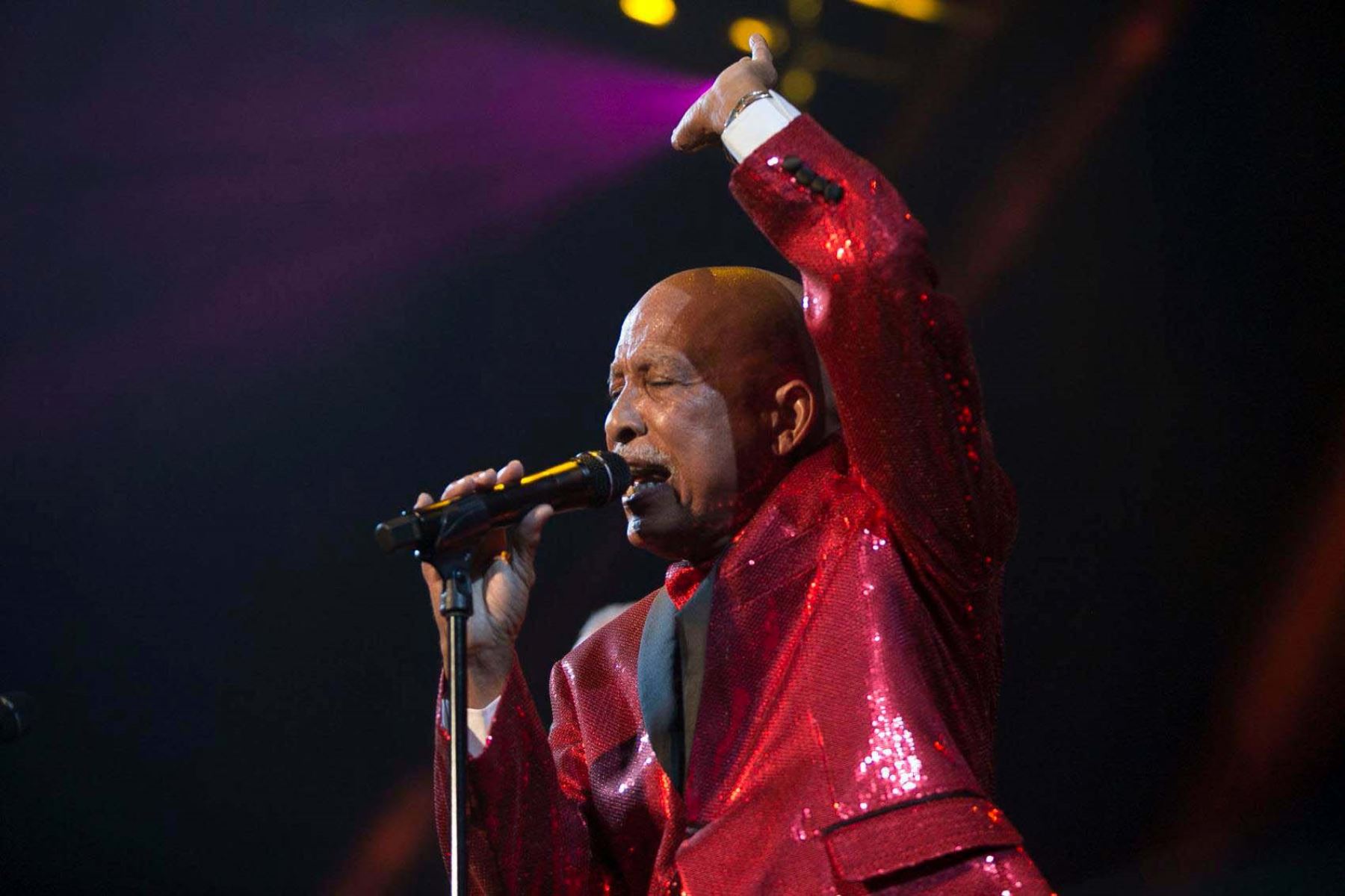 Papo Rosario, emblemático exintegrante de El Gran Combo de Puerto Rico y que popularizó temas como Carbonerito, falleció a los 78 años, según confirmó su familia en un comunicado. Su partida se suma a la reciente muerte de Rafael Ithier, fundador y director de la orquesta, quien dejó de existir el 6 de diciembre de 2025 a los 99 años. La salsa pierde así dos figuras esenciales de “La Universidad de la Salsa”.  Foto: Facebook de Papo Rosario