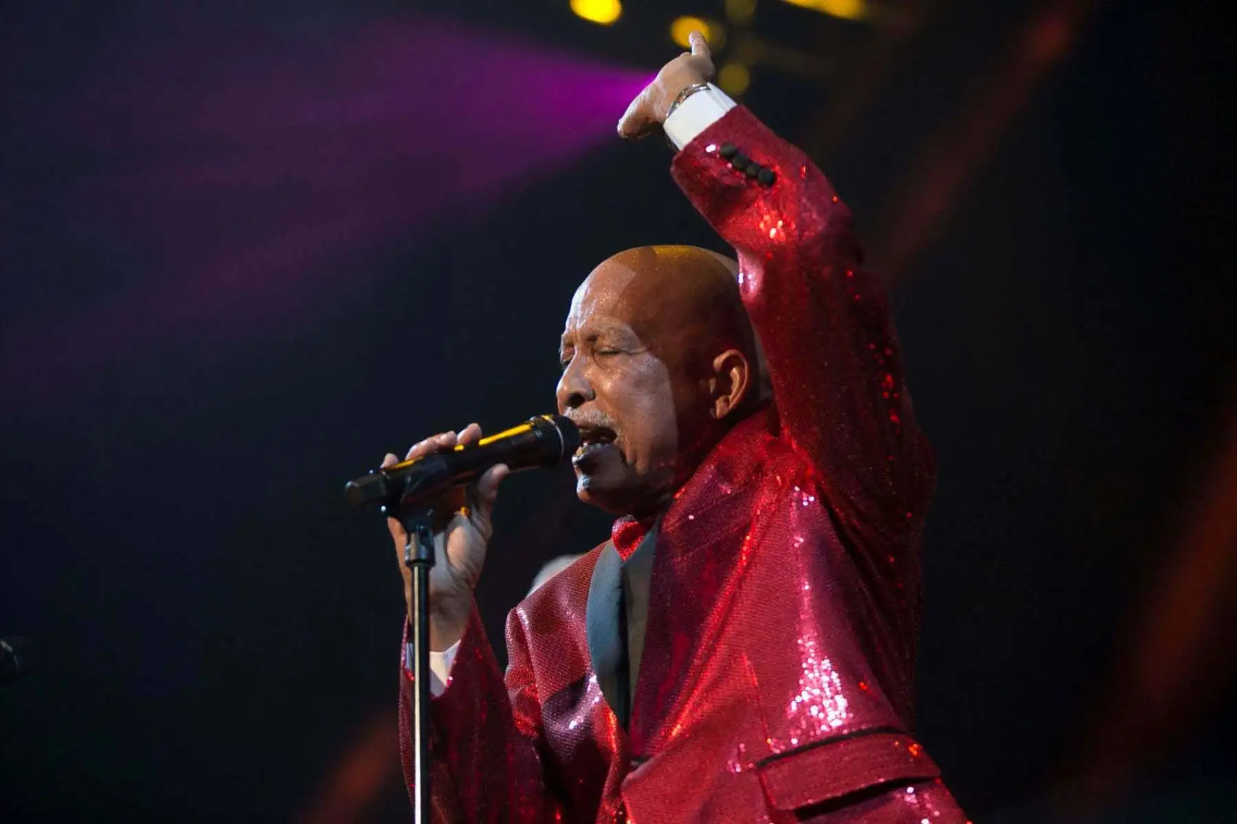 Papo Rosario, emblemático exintegrante de El Gran Combo de Puerto Rico y que popularizó temas como Carbonerito, falleció a los 78 años, según confirmó su familia en un comunicado. Su partida se suma a la reciente muerte de Rafael Ithier, fundador y director de la orquesta, quien dejó de existir el 6 de diciembre de 2025 a los 99 años. La salsa pierde así dos figuras esenciales de “La Universidad de la Salsa”.  Foto: Facebook de Papo Rosario