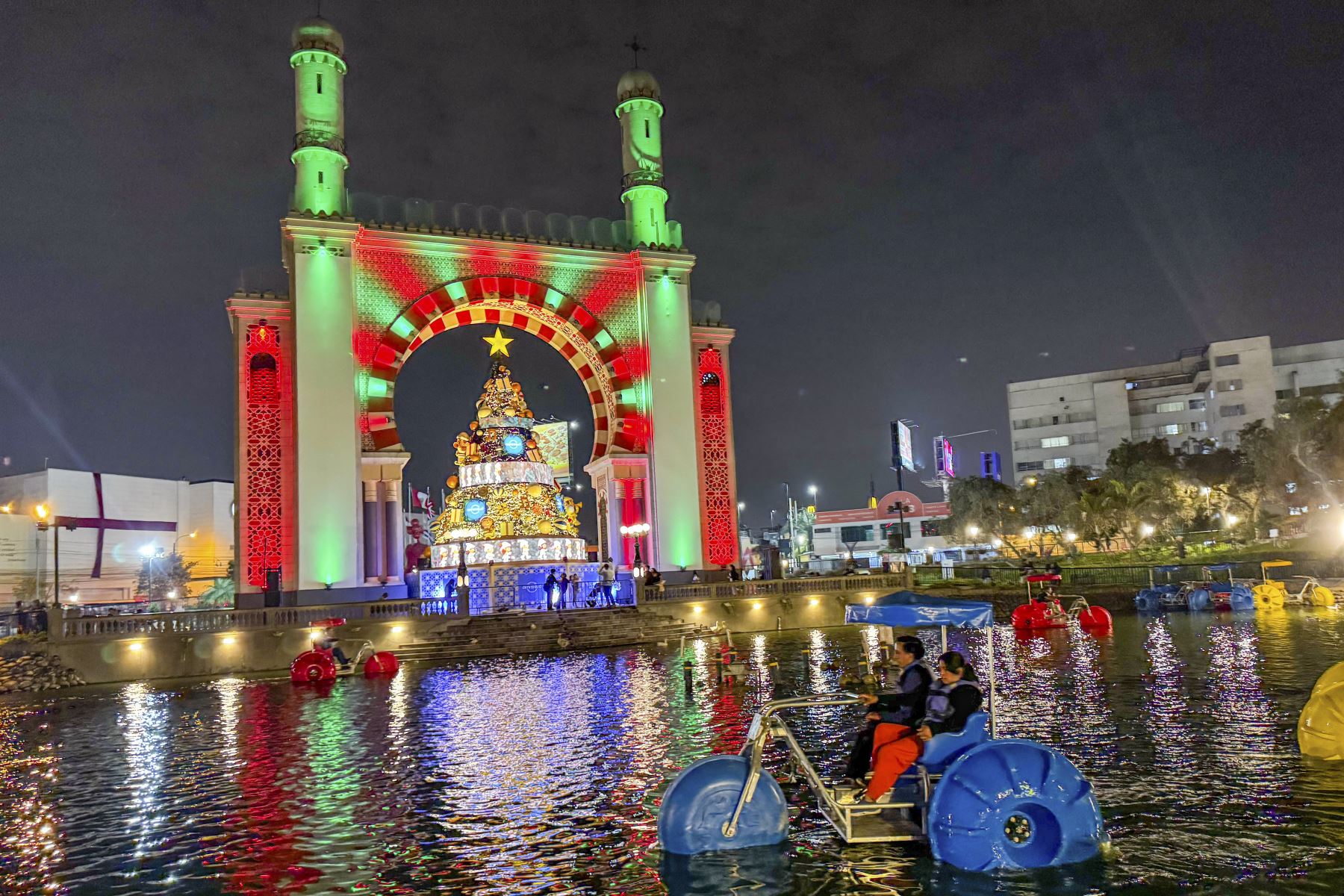 El Parque de la Amistad, en Surco,  también se viste de luces esta temporada de Navidad para recibir a los miles de visitantes que llegan cada día a disfrutar en familia. Foto: ANDINA/Ricardo Cuba