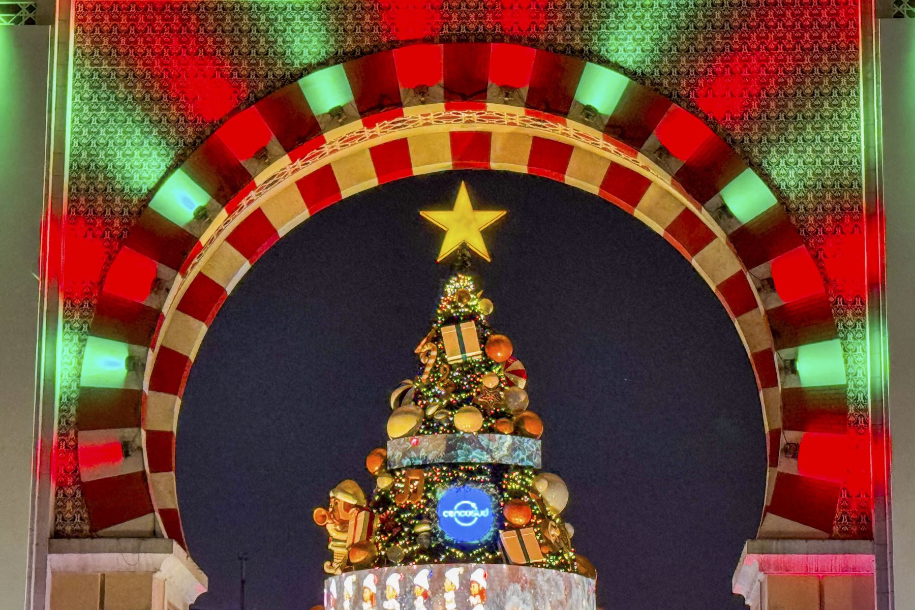 En distintos puntos de la ciudad, los árboles festivos llenan de brillo, color y alegría a los visitantes. Aquí una toma aérea del Parque de la Amistad, en Surco. Foto: ANDINA/Ricardo Cuba