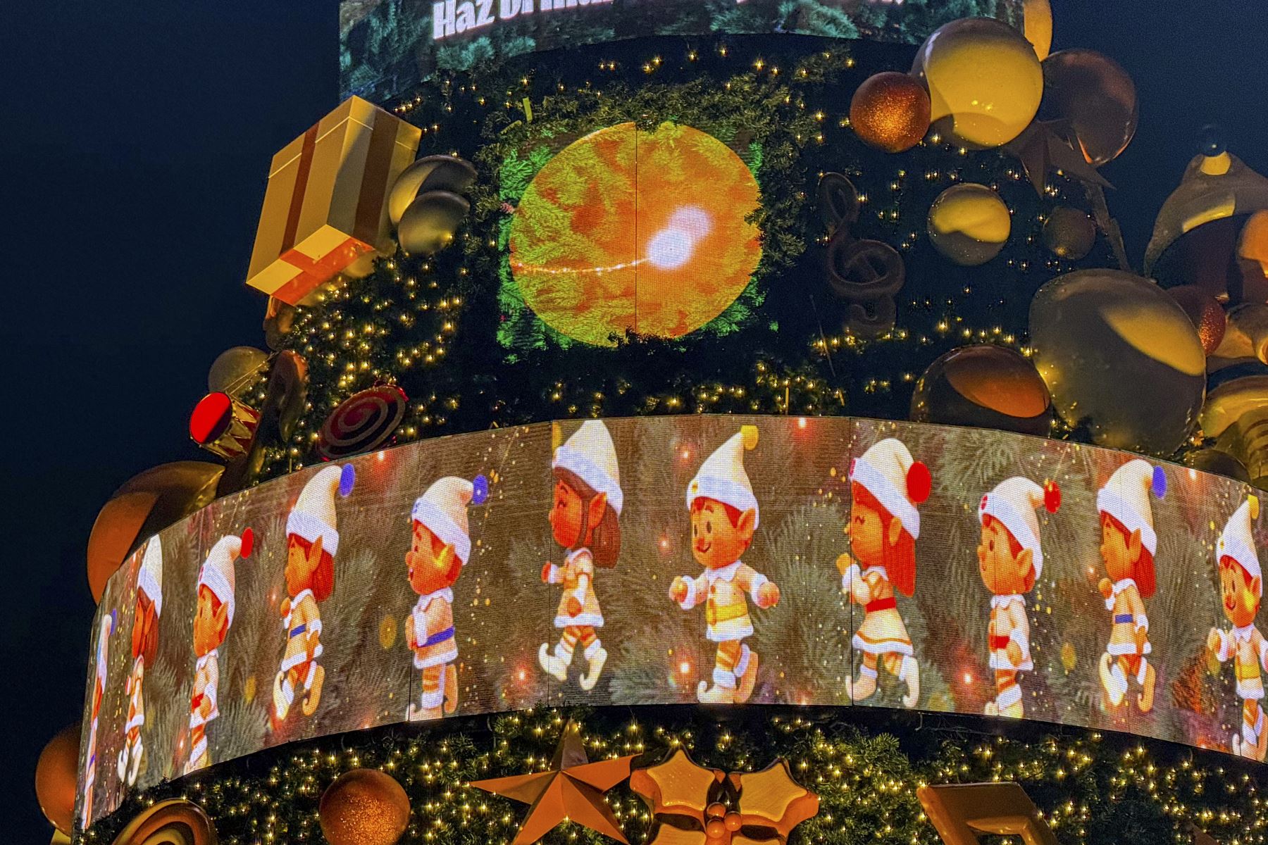 Lima se ilumina por Navidad. En distintos puntos de la ciudad, los árboles festivos llenan de brillo, color y alegría a los visitantes. Foto: ANDINA/Ricardo Cuba