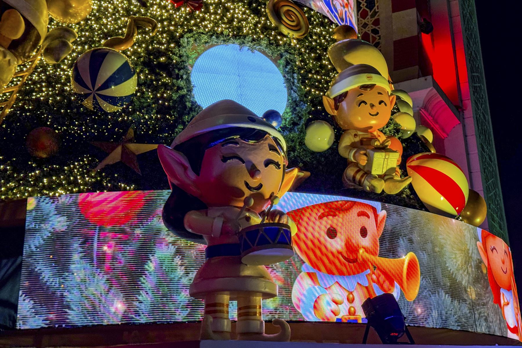 Lima se ilumina por Navidad. En distintos puntos de la ciudad, los árboles festivos llenan de brillo, color y alegría a los visitantes.  Foto: ANDINA/Ricardo Cuba