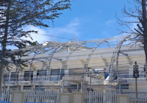 El techo de un coliseo en Puno colapsó esta mañana cuando trabajadores instalaban la cúpula de esta edificación. El accidente deja cuatro personas heridas.