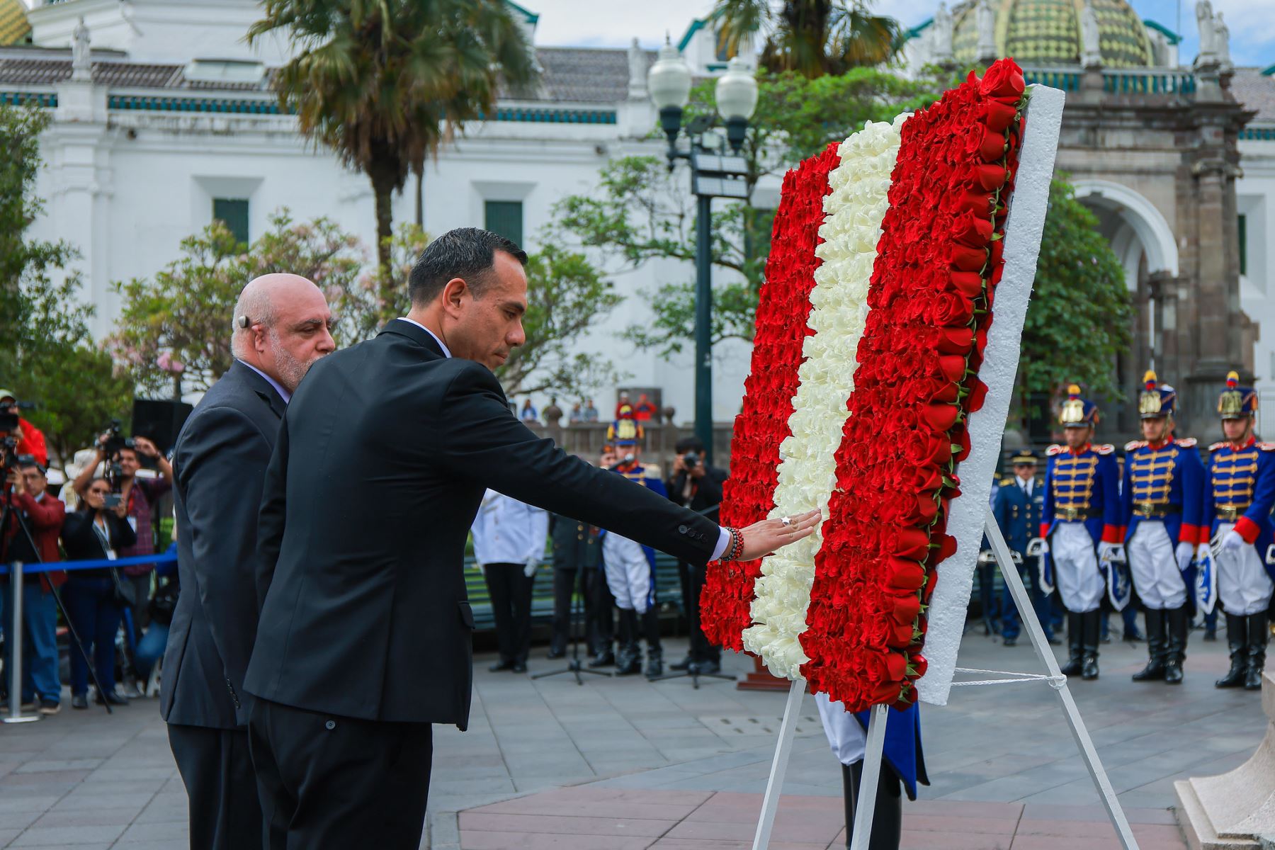 Colocación de ofrenda floral a cargo del presidente de la República, José Jerí, en la Plaza de la Independencia. Foto: ANDINA/Prensa Presidencia
