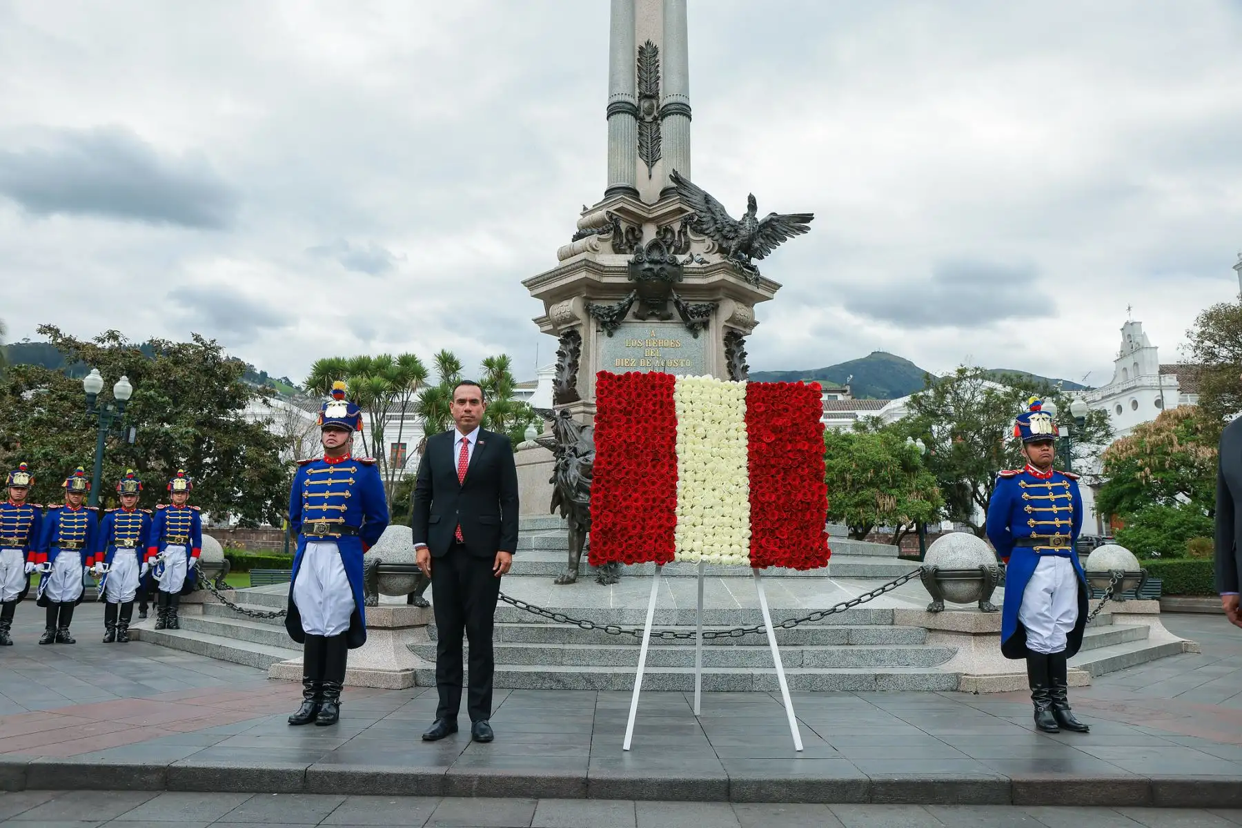 Colocación de ofrenda floral a cargo del presidente de la República, José Jerí, en la Plaza de la Independencia. Foto: ANDINA/Prensa Presidencia