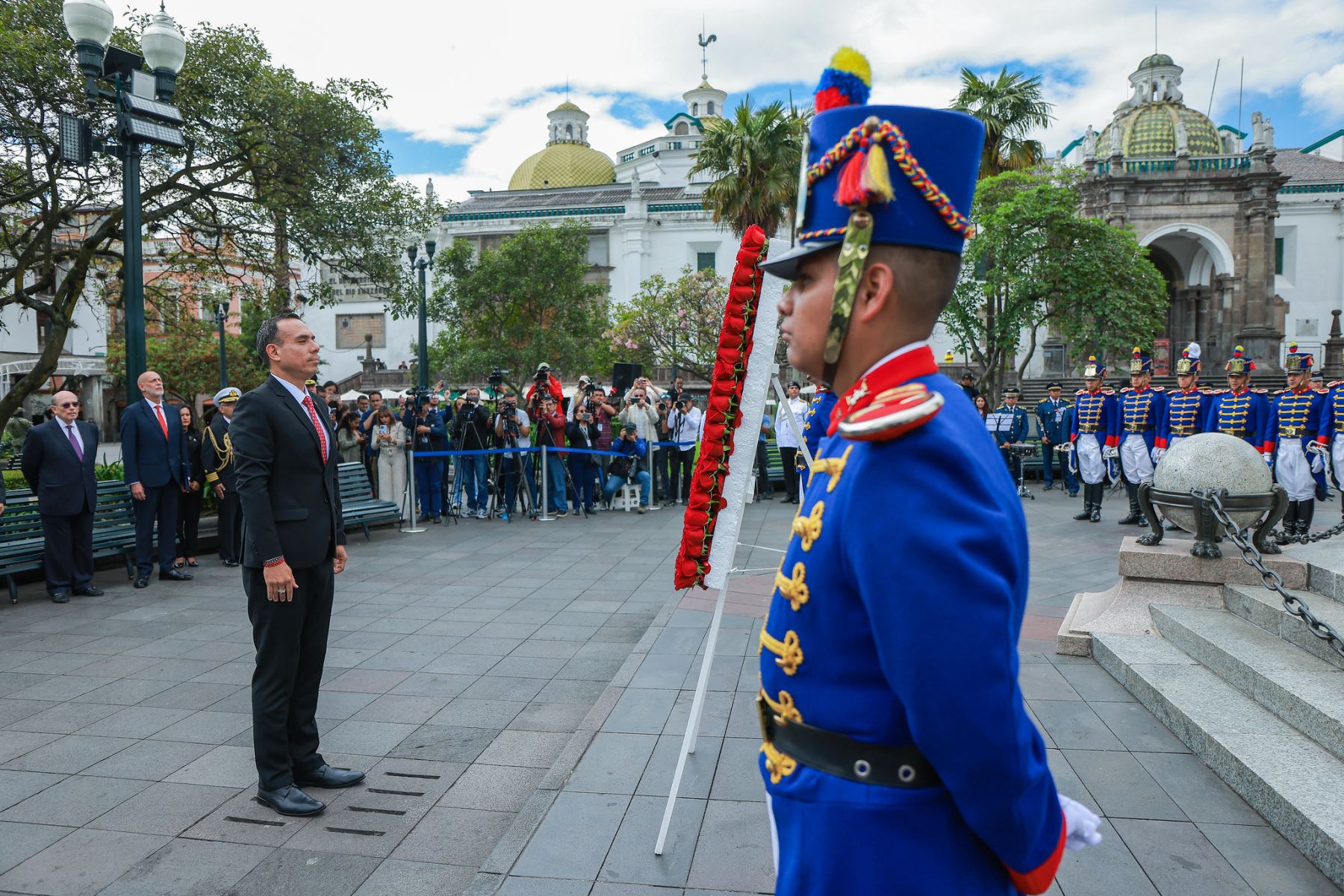 Colocación de ofrenda floral a cargo del presidente de la República, José Jerí, en la Plaza de la Independencia. Foto: ANDINA/Prensa Presidencia
