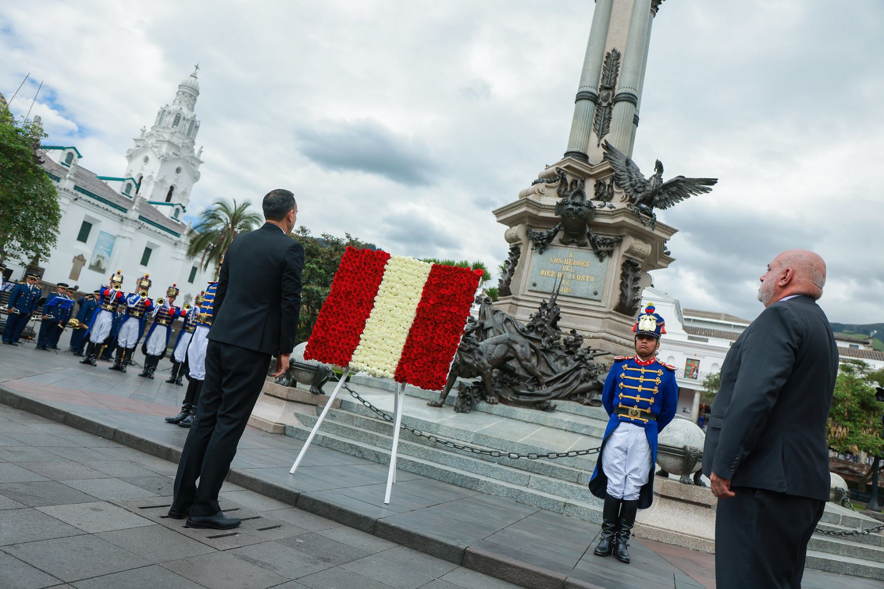 Colocación de ofrenda floral a cargo del presidente de la República, José Jerí, en la Plaza de la Independencia. Foto: ANDINA/Prensa Presidencia