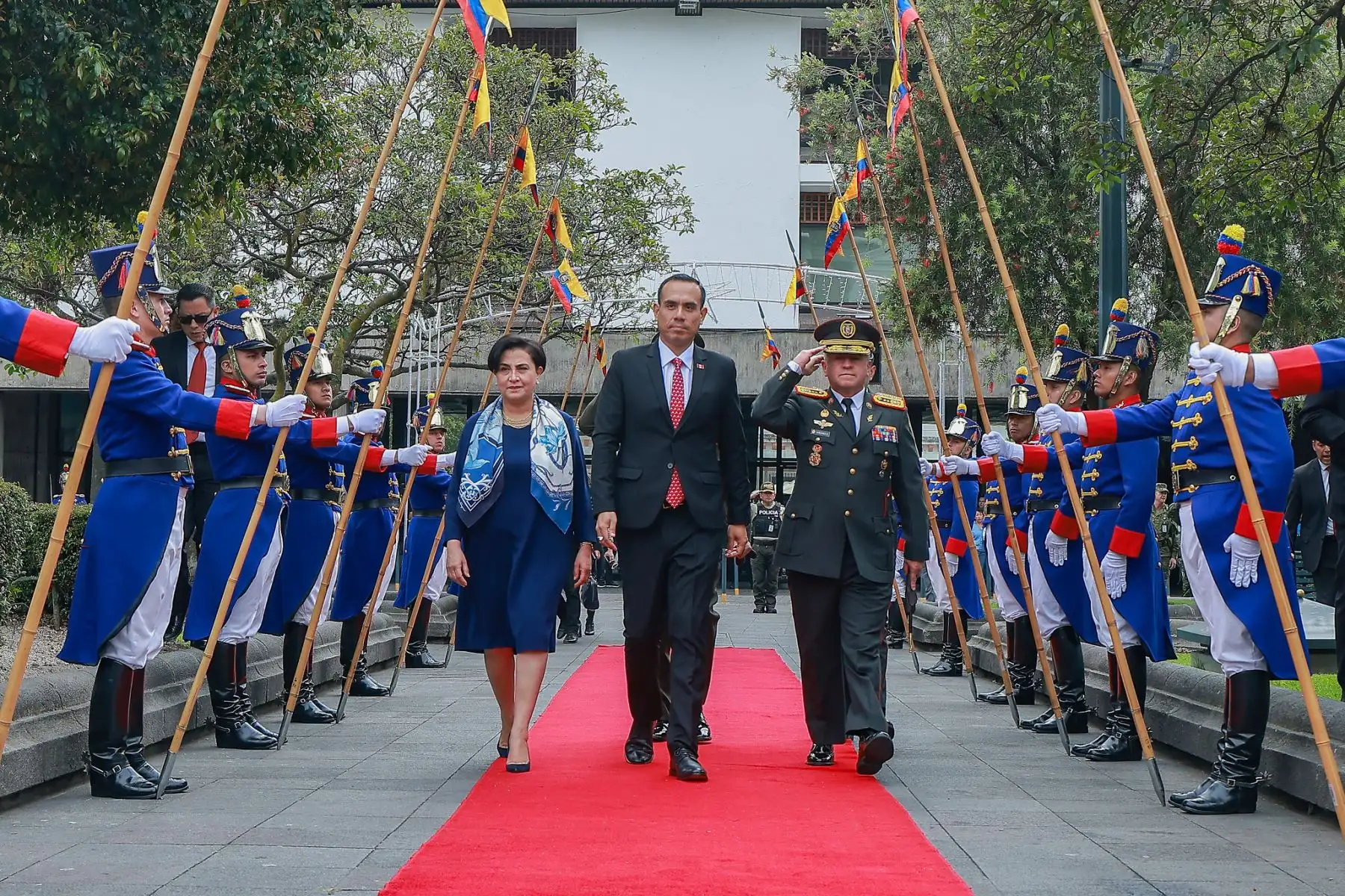 Colocación de ofrenda floral a cargo del presidente de la República, José Jerí, en la Plaza de la Independencia. Foto: ANDINA/Prensa Presidencia