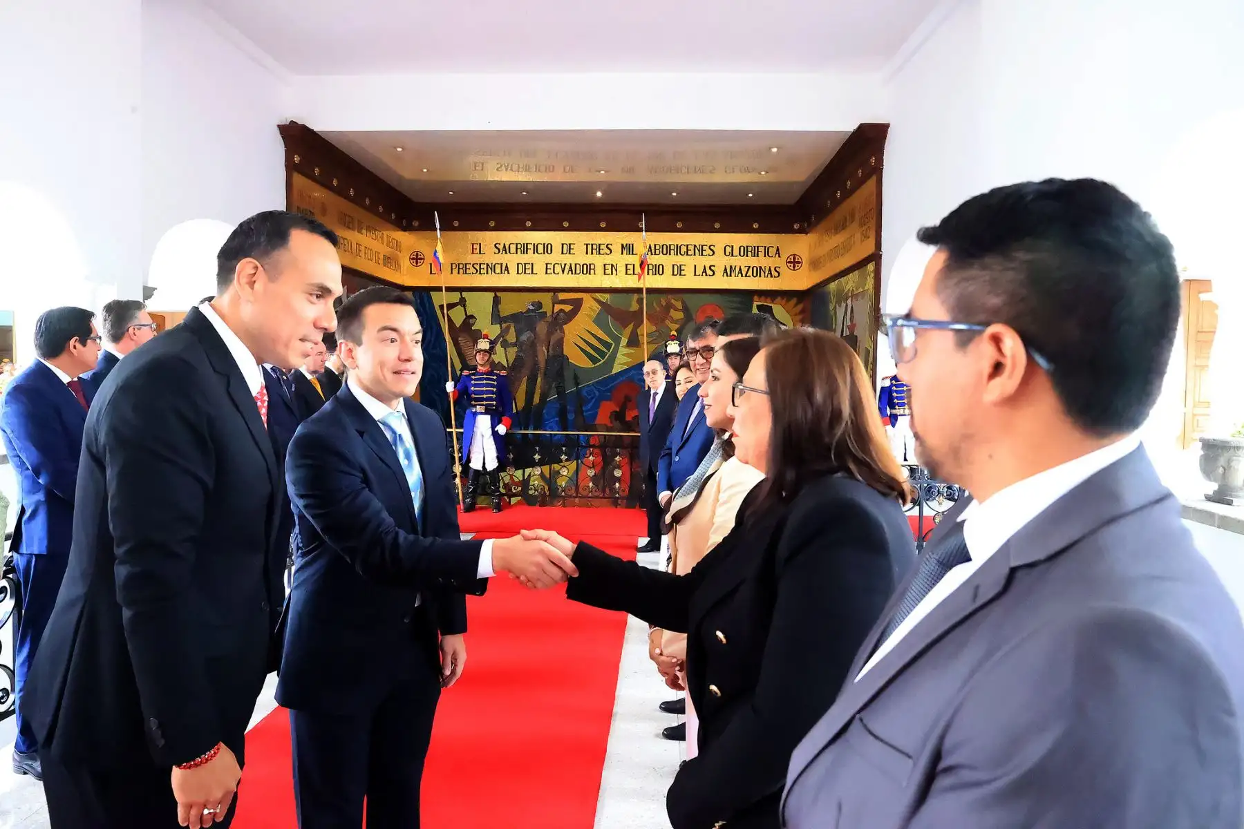 Presidente José Jerí recibe el saludo protocolar de su homólogo ecuatoriano, Daniel Noboa, en Palacio de Carondelet. Foto: ANDINA/Prensa Presidencia