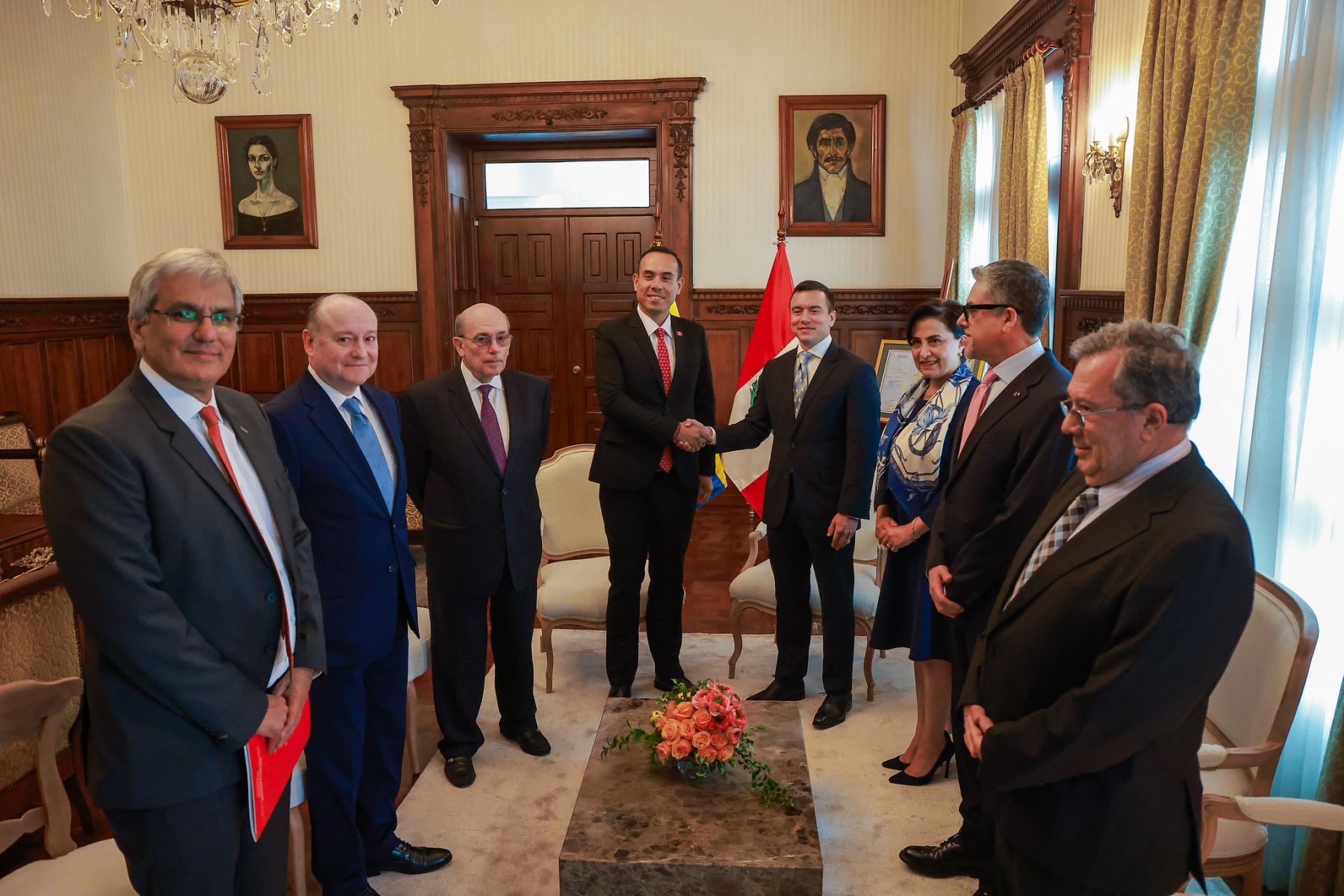Presidente José Jerí recibe el saludo protocolar de su homólogo ecuatoriano, Daniel Noboa, en Palacio de Carondelet. Foto: ANDINA/Prensa Presidencia