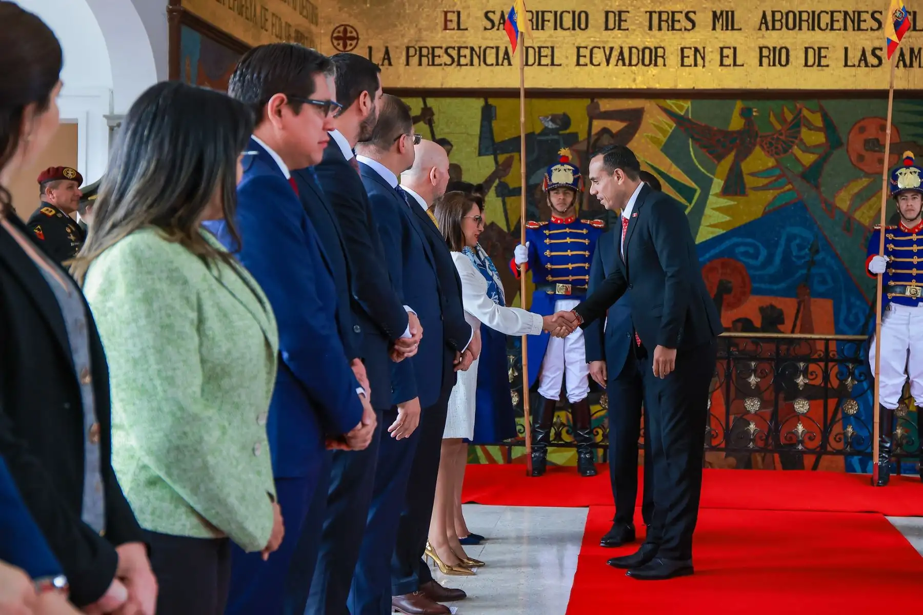 Presidente José Jerí recibe el saludo protocolar de su homólogo ecuatoriano, Daniel Noboa, en Palacio de Carondelet. Foto: ANDINA/Prensa Presidencia