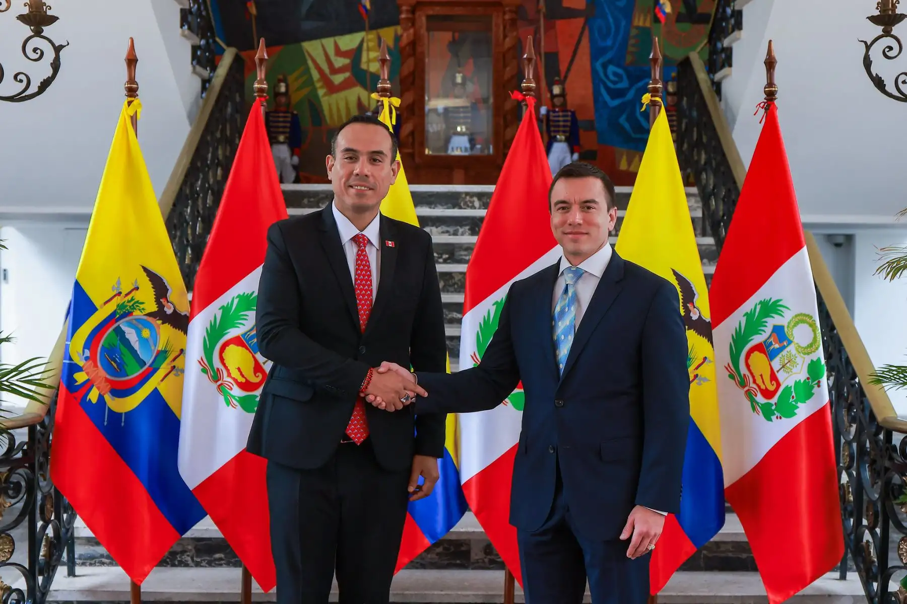 Presidente José Jerí recibe el saludo protocolar de su homólogo ecuatoriano, Daniel Noboa, en Palacio de Carondelet. Foto: ANDINA/Prensa Presidencia