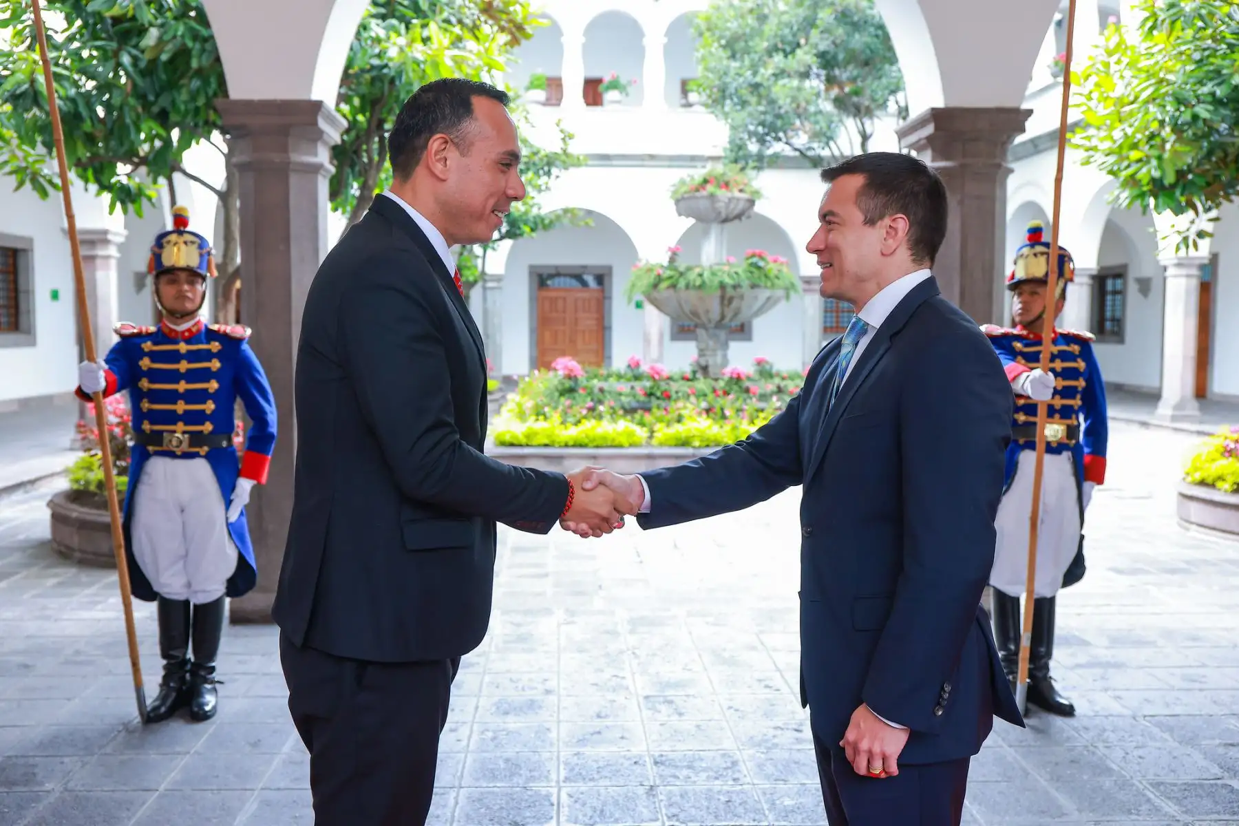 Presidente José Jerí recibe el saludo protocolar de su homólogo ecuatoriano, Daniel Noboa, en Palacio de Carondelet. Foto: ANDINA/Prensa Presidencia