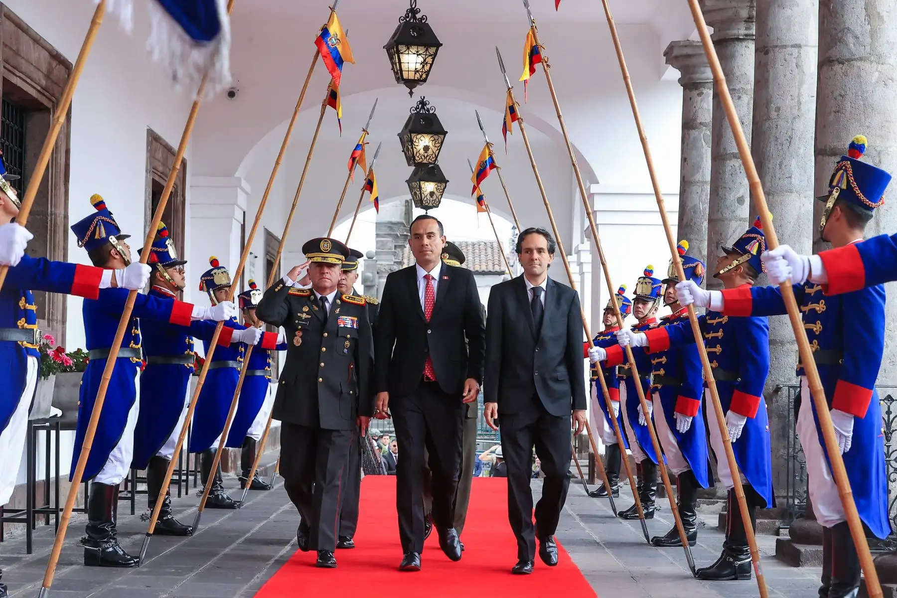 Presidente José Jerí recibe el saludo protocolar de su homólogo ecuatoriano, Daniel Noboa, en Palacio de Carondelet. Foto: ANDINA/Prensa Presidencia