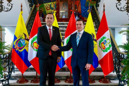Presidente José Jerí recibe el saludo protocolar de su homólogo ecuatoriano, Daniel Noboa, en Palacio de Carondelet