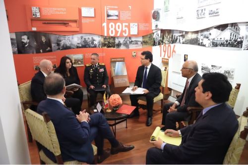 Los ministros de Defensa del Perú, César  Díaz, y de Ecuador,  Gian Carlo Loffredo, se reunión en Quito.