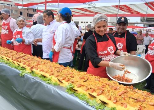 Por el 463.° aniversario de la fundación de Chancay, cocineros locales elaboraron la causa chancayana gigante. Su preparación congregó a cientos de pobladores quienes disfrutaron del plato emblema de Chancay. ANDINA/Difusión