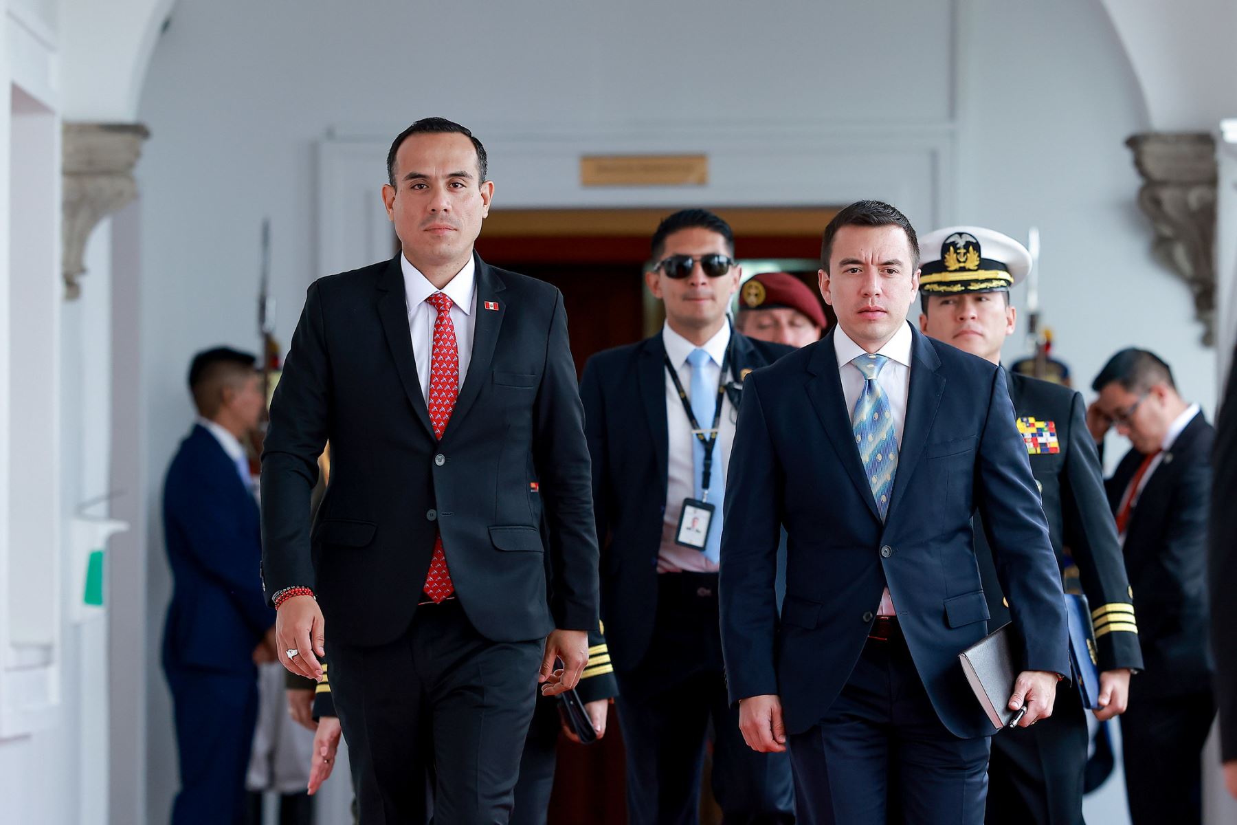 El presidente José Jerí y su homólogo Daniel Noboa inauguraron el Encuentro Presidencial y XVI Gabinete Binacional en el Palacio de Carondelet, donde autoridades de ambos países evaluaron acciones conjuntas contra la delincuencia internacional y las economías ilegales, además de revisar medidas para fortalecer los acuerdos comerciales. Foto: Presidencia